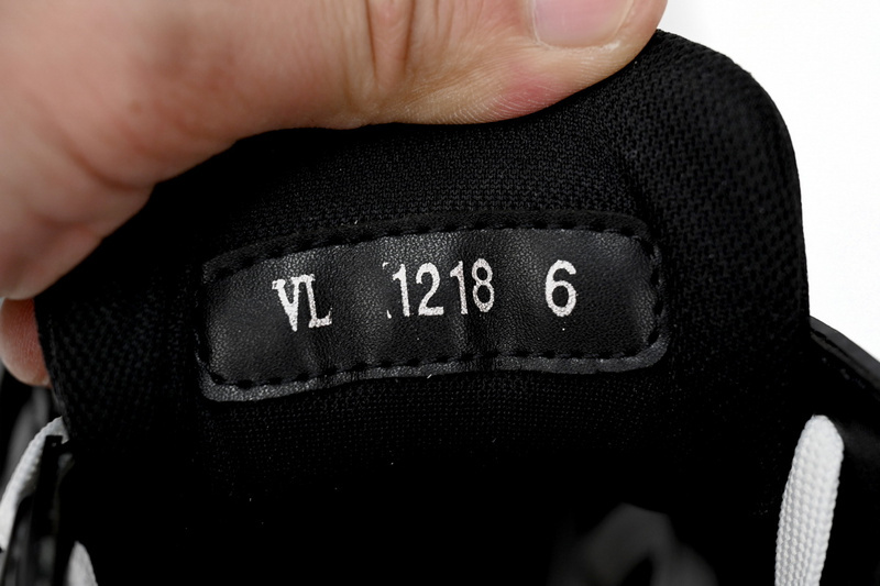 Pkkicks God Batch LOUIS VUITTON Trainer All Black Embossing 1AARER