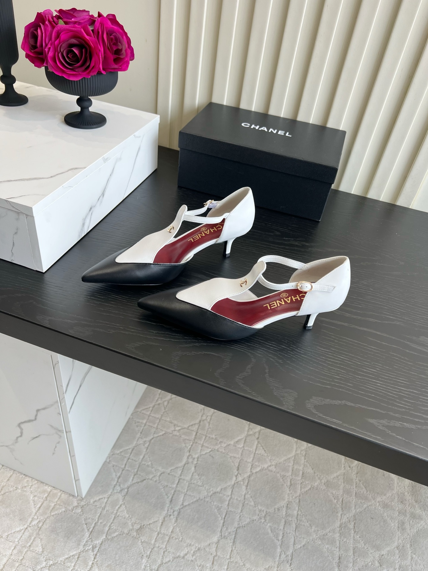 Chan NEW Contrasting pointed high heels