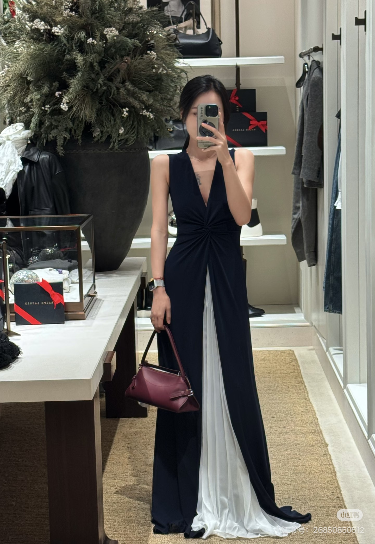 Ral New V-neck sleeveless dress