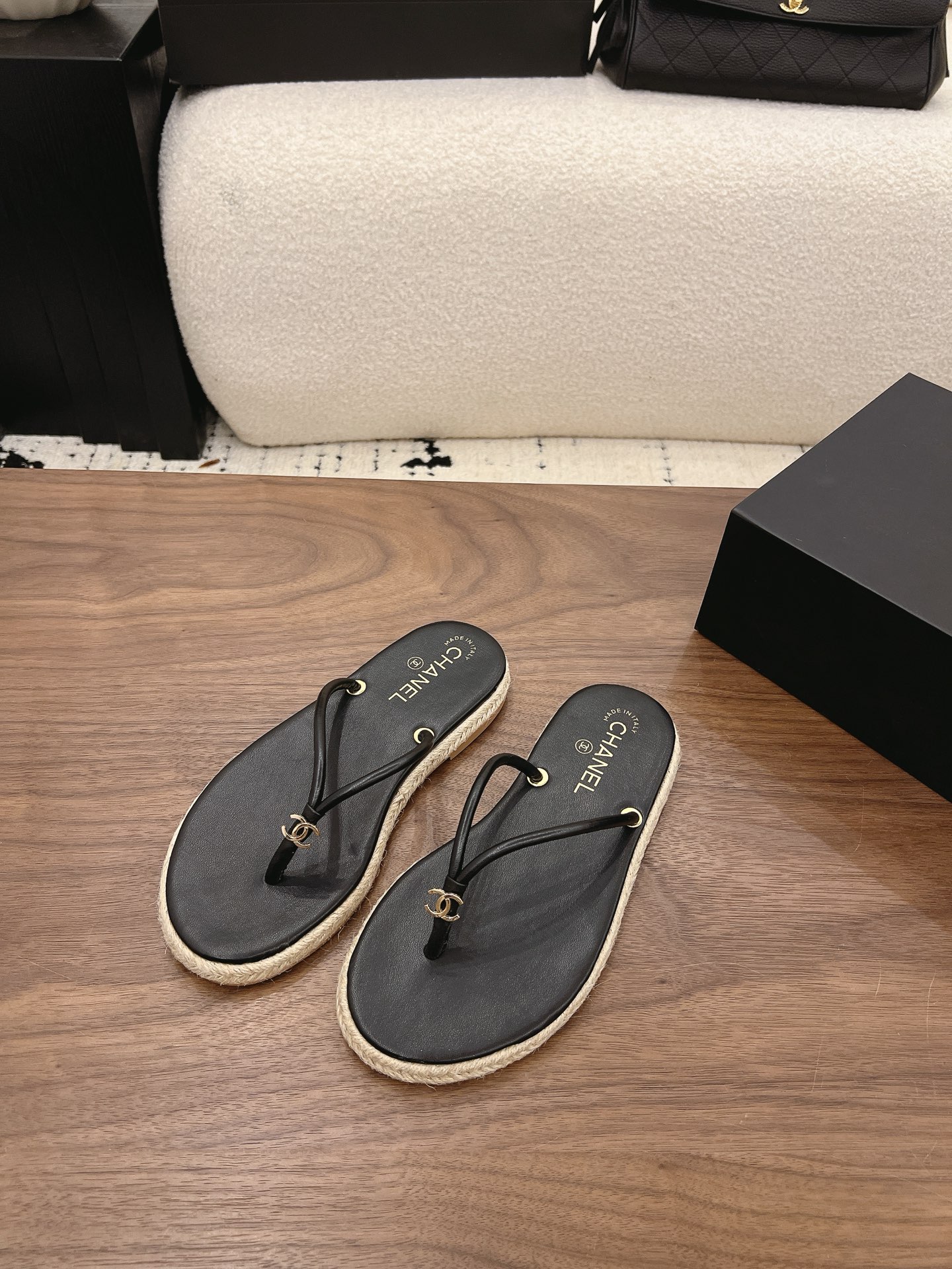 Chan New flip-flops