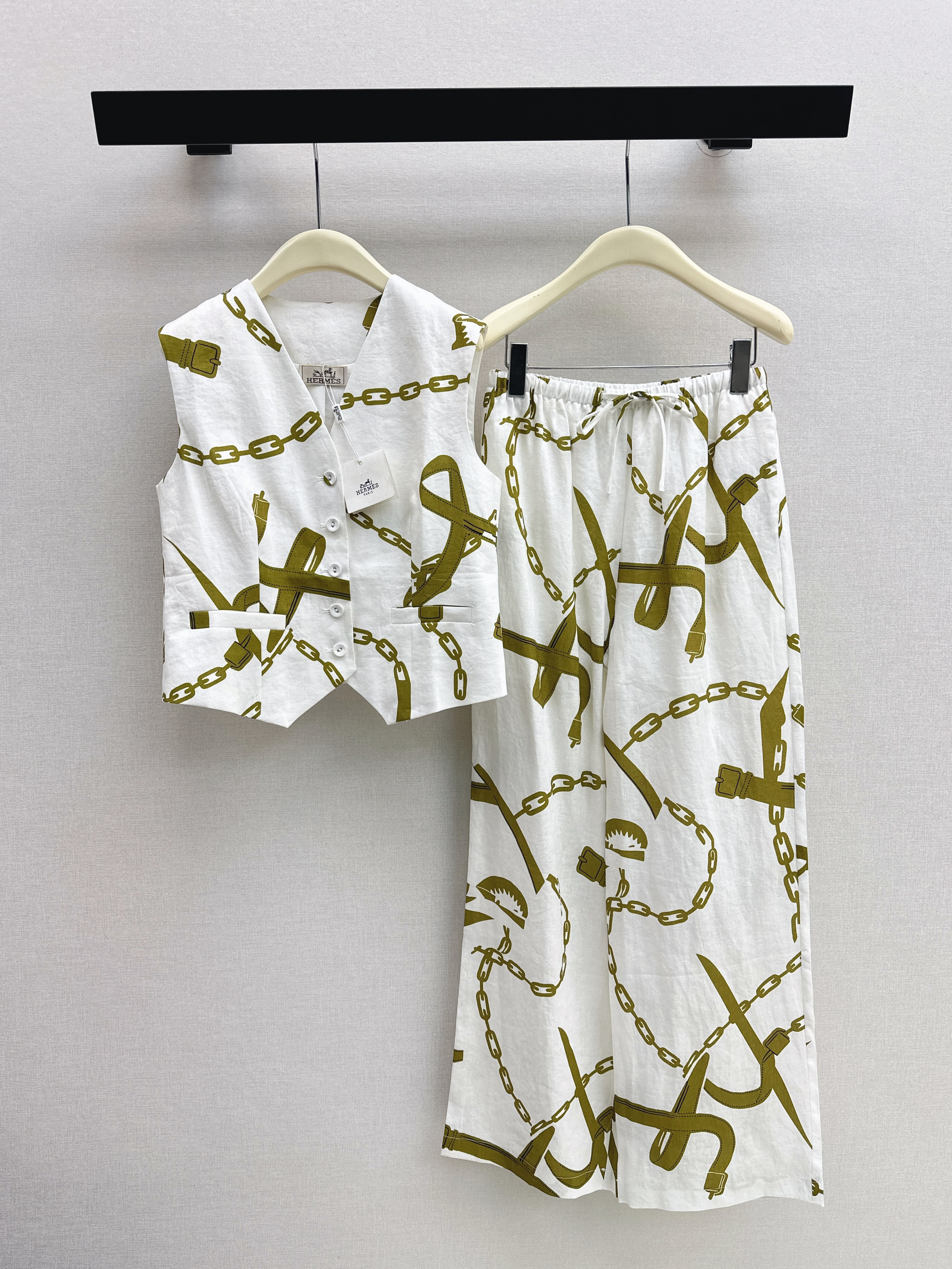 Herm New printed suit