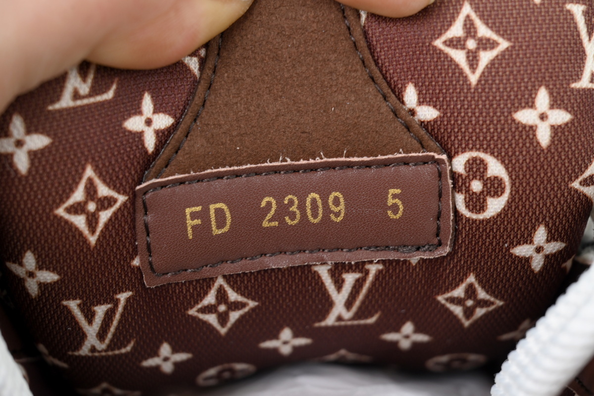 Pkkicks God Batch LOUIS VUITTON White Brown