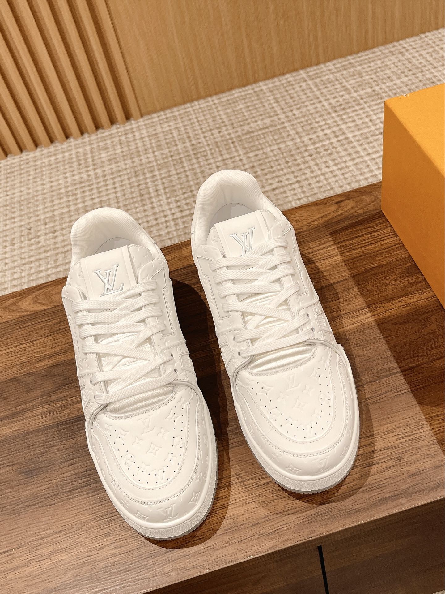 Couple's 𝘁𝗿𝗮𝗶𝗻𝗲𝗿 series latest sports shoes