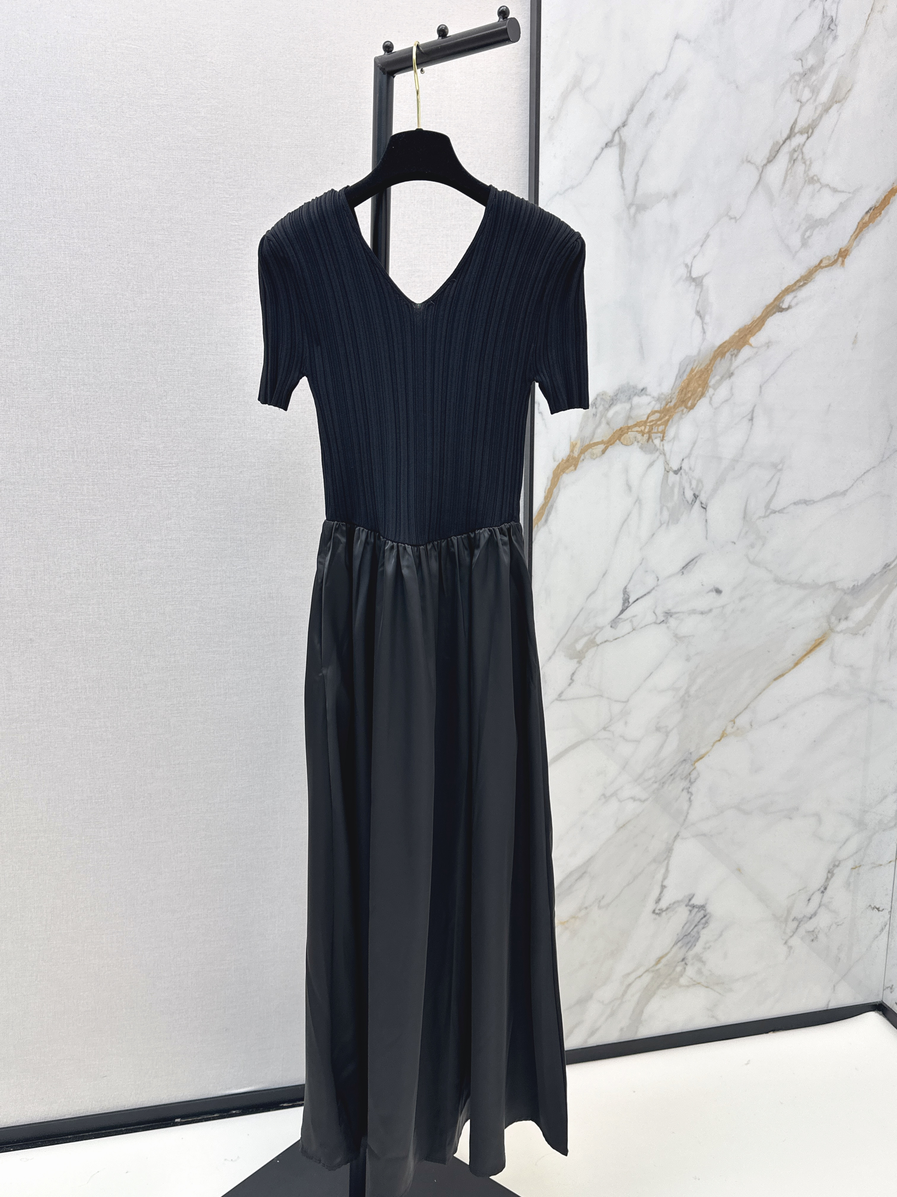 Chan New Contracr V-neck dress