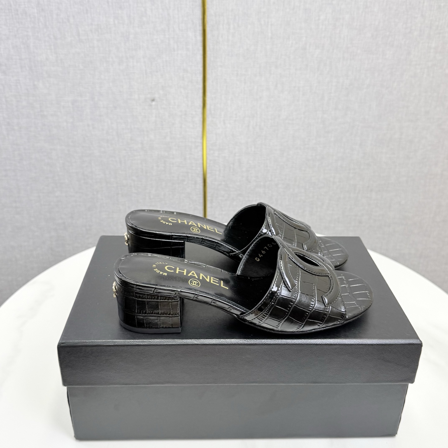 Chan New Patent leather slippers