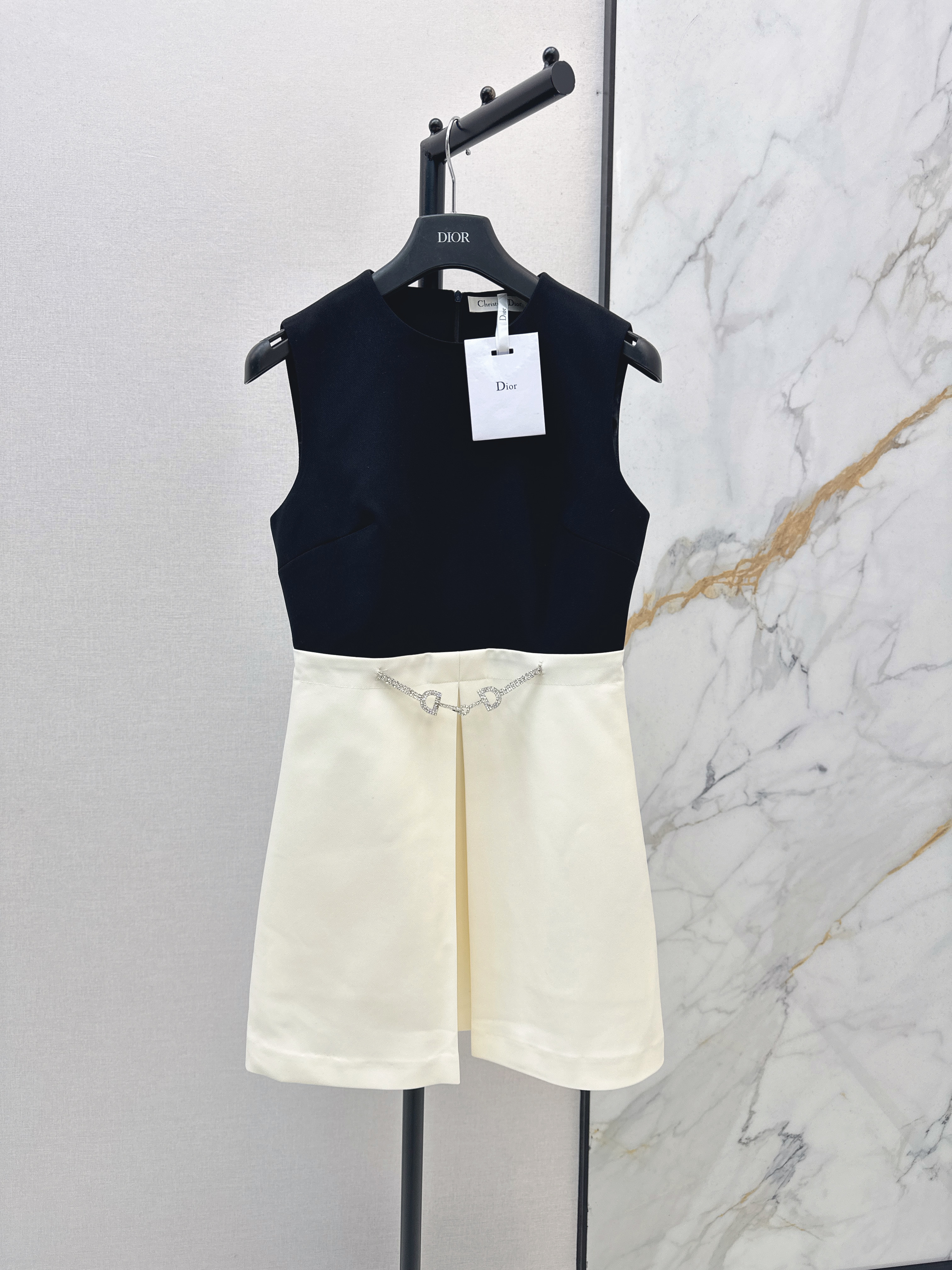CD New sleeveless dress