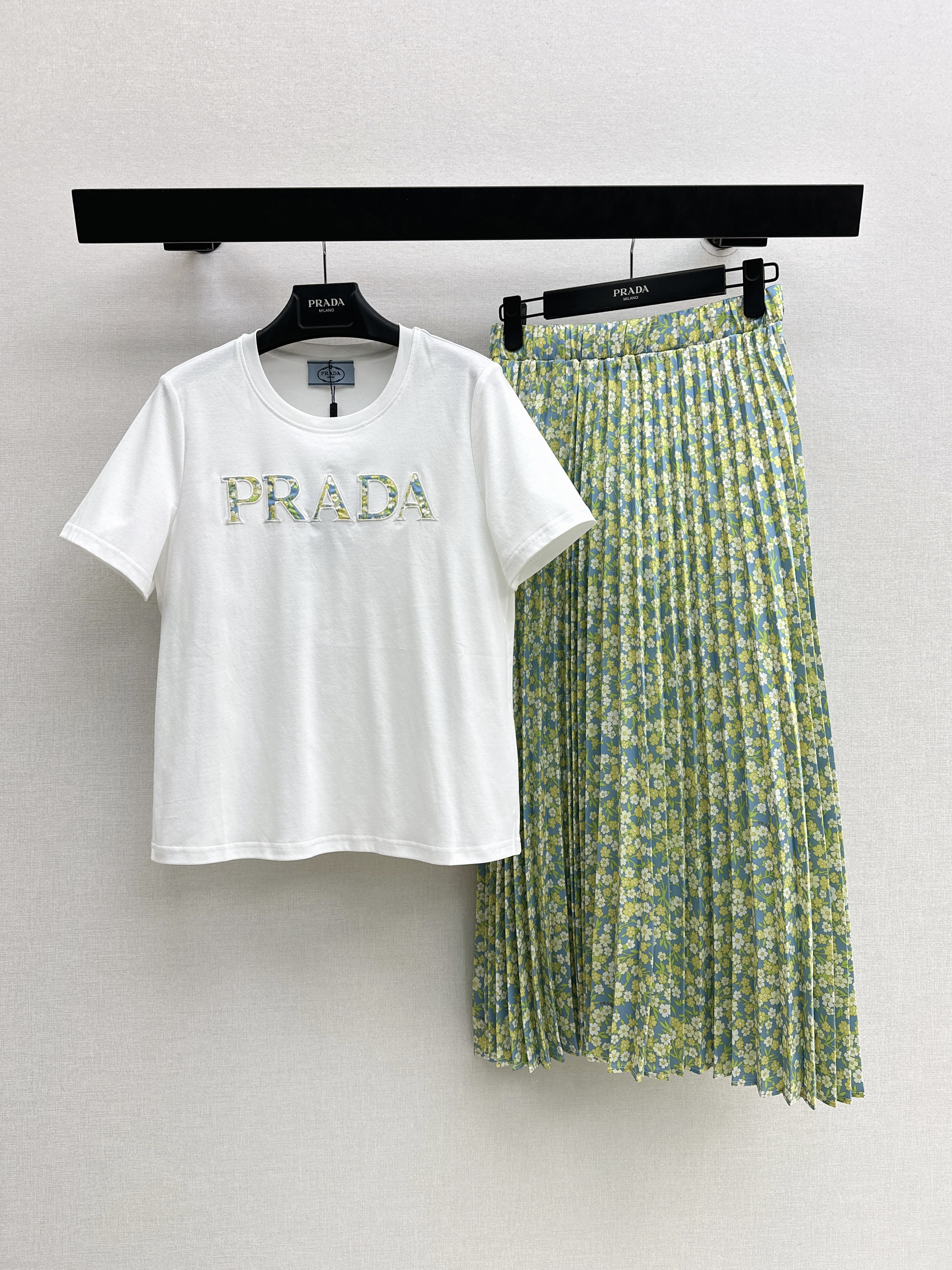 Pra New Floral T-shirt +Pleated Skirt Set