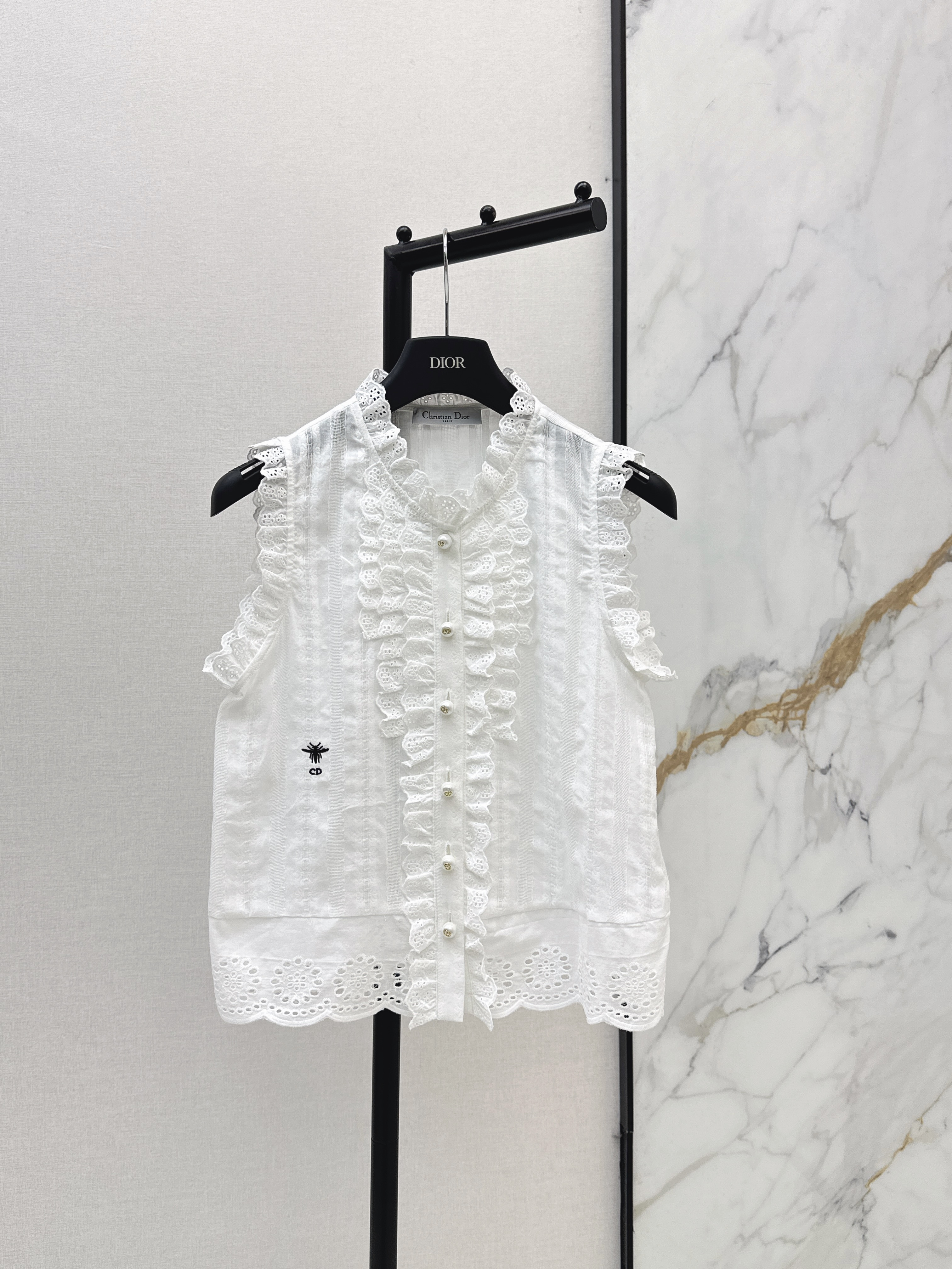CD New sleeveless shirt