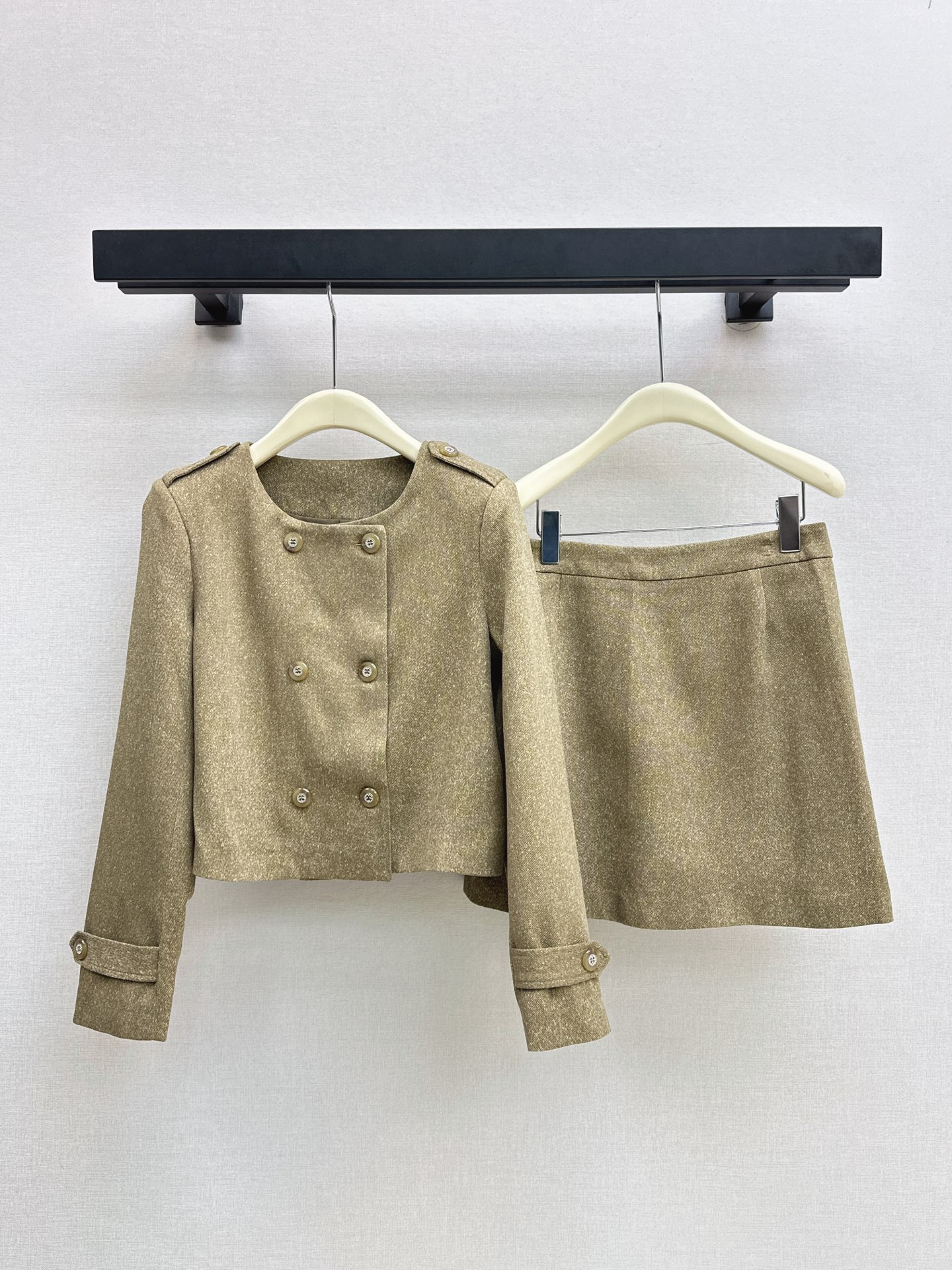 Chan New Socialite-style outfit