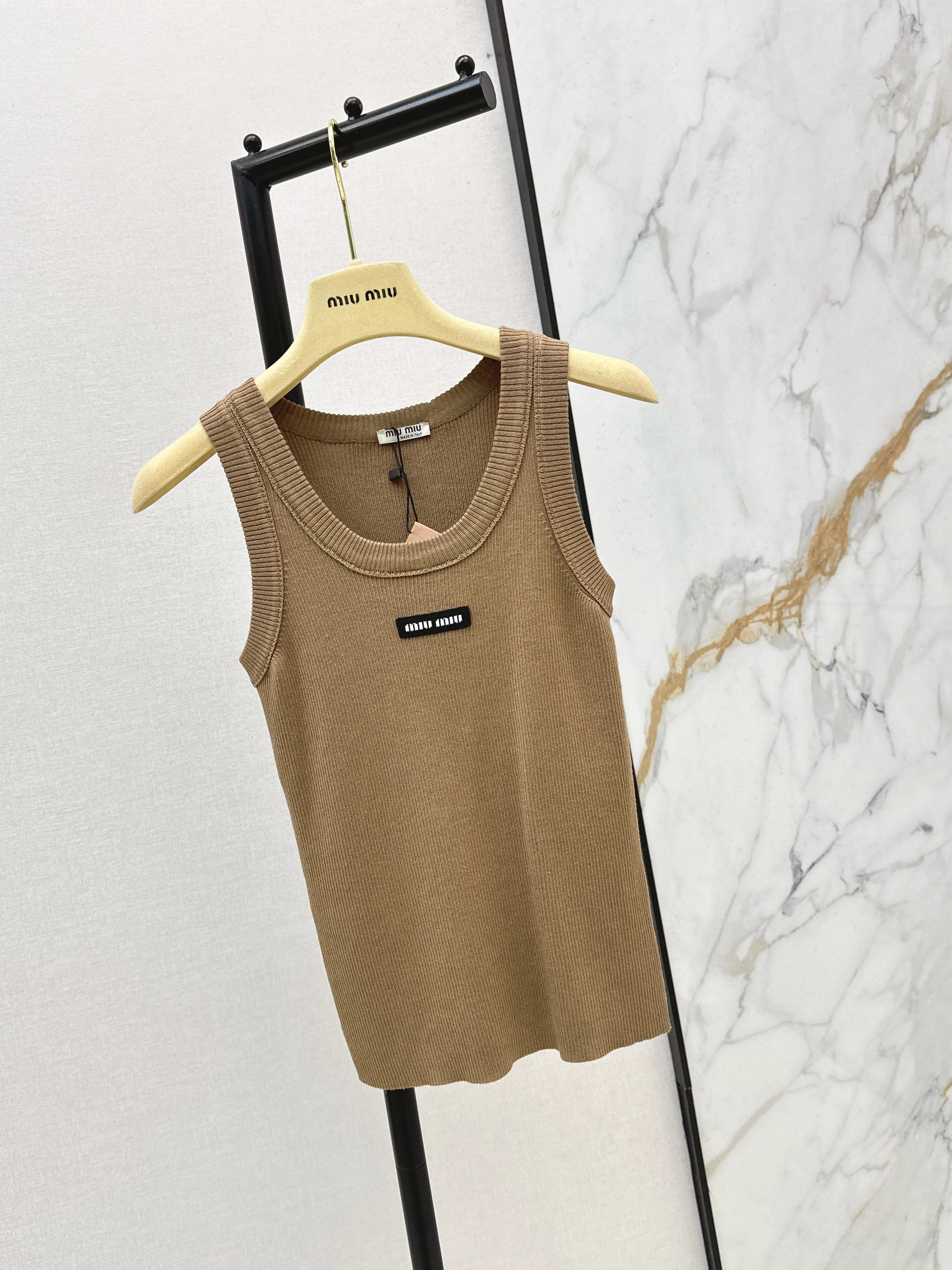 Miu NEW sleeveless vest