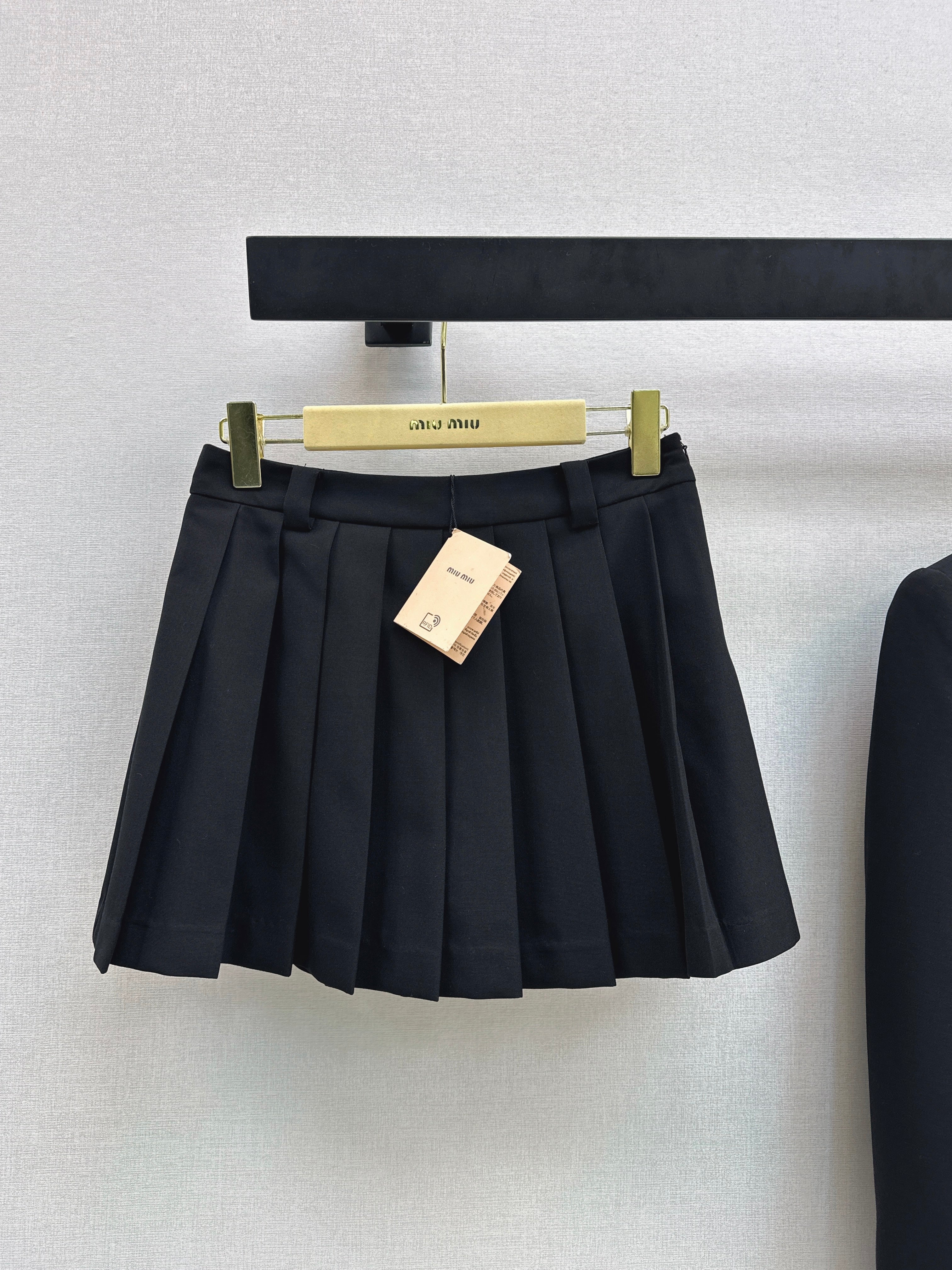 Miu NEW pleated skirt