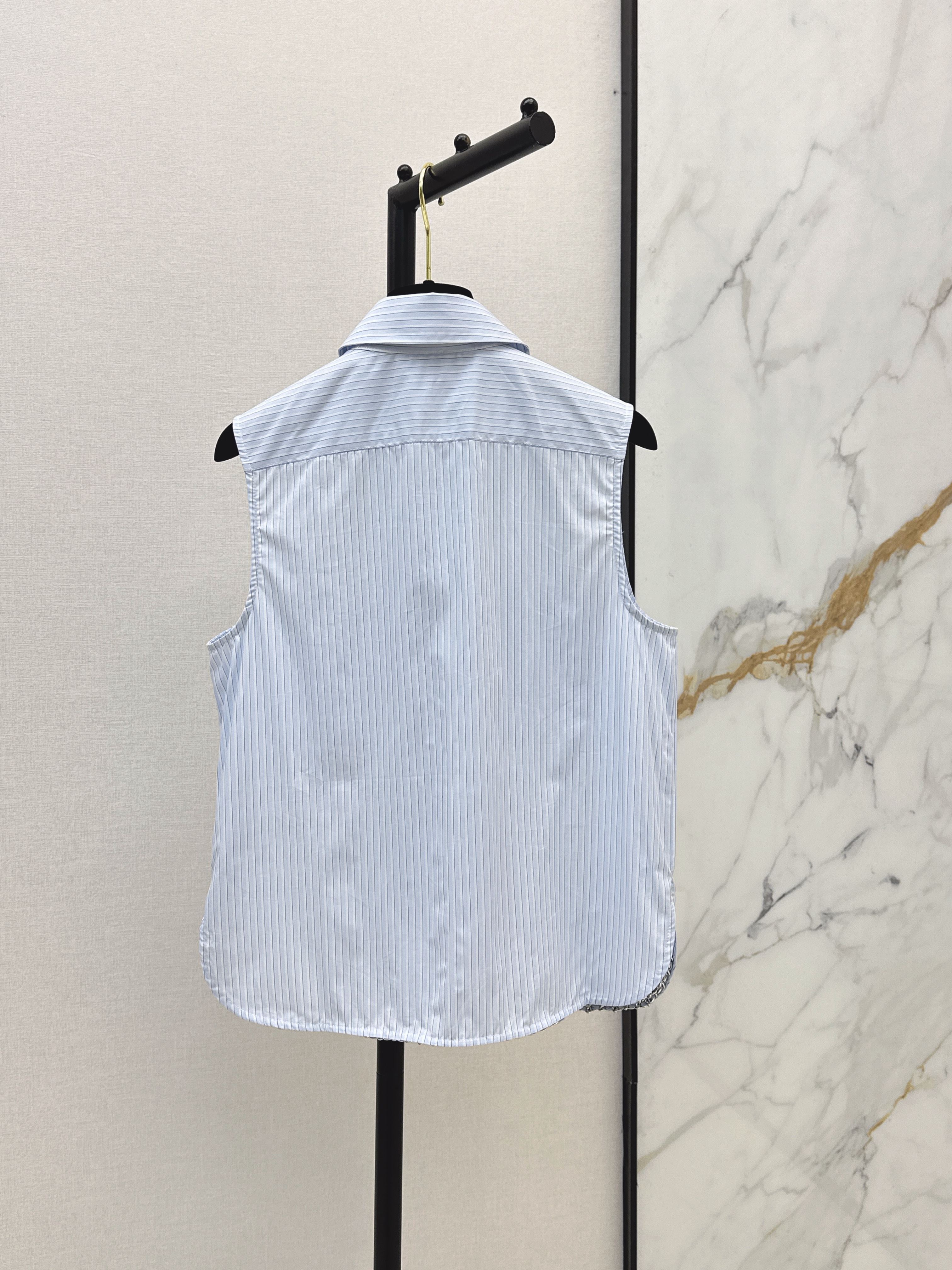 Chan New Sleeveless shirt with pearl buttons