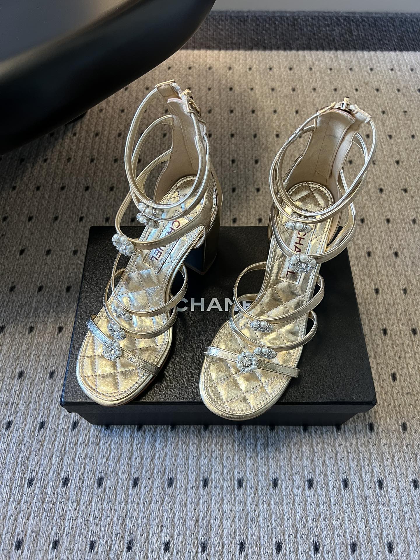 Chan New High-heeled pearl sandals