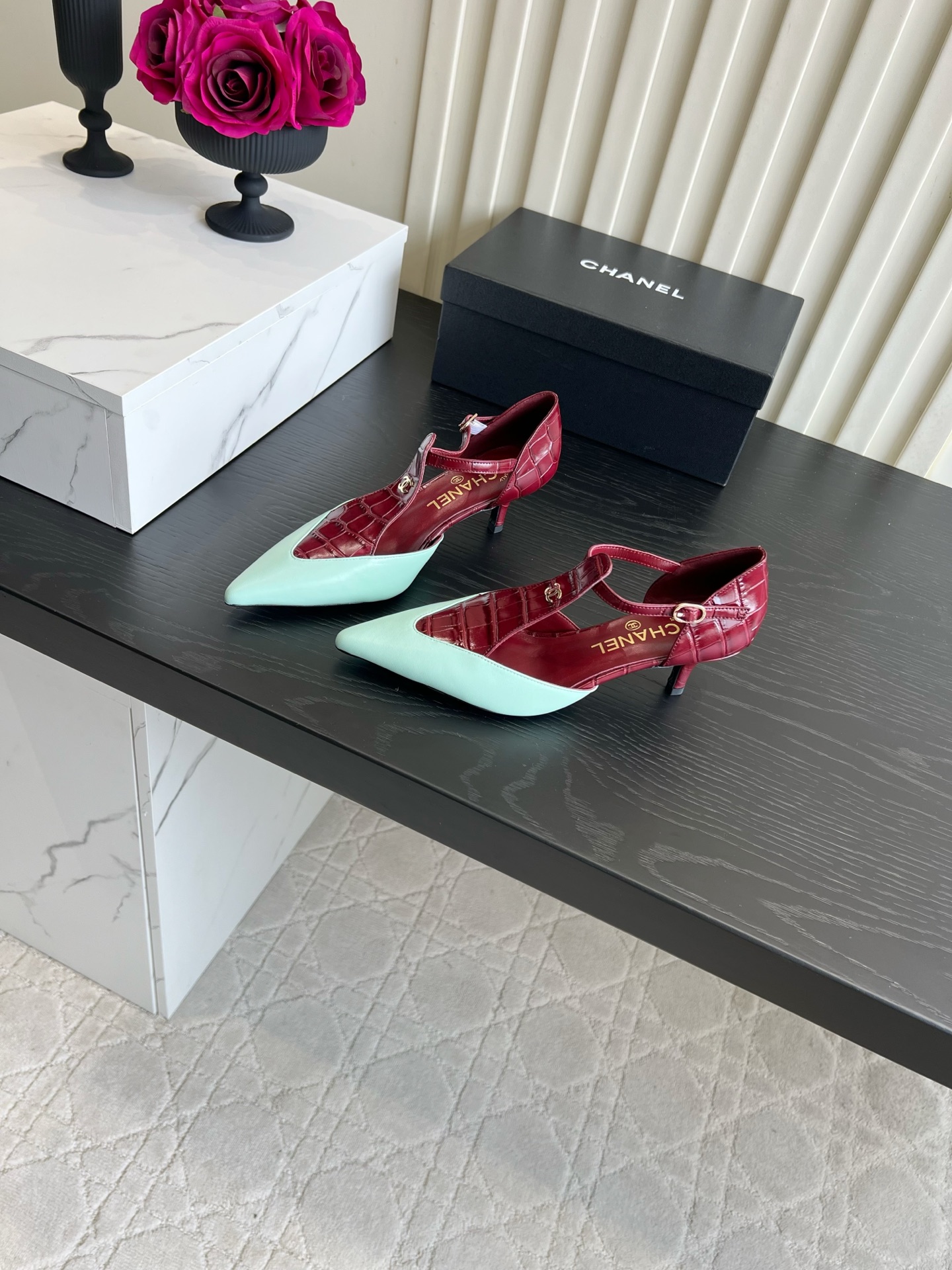 Chan NEW Contrasting pointed high heels
