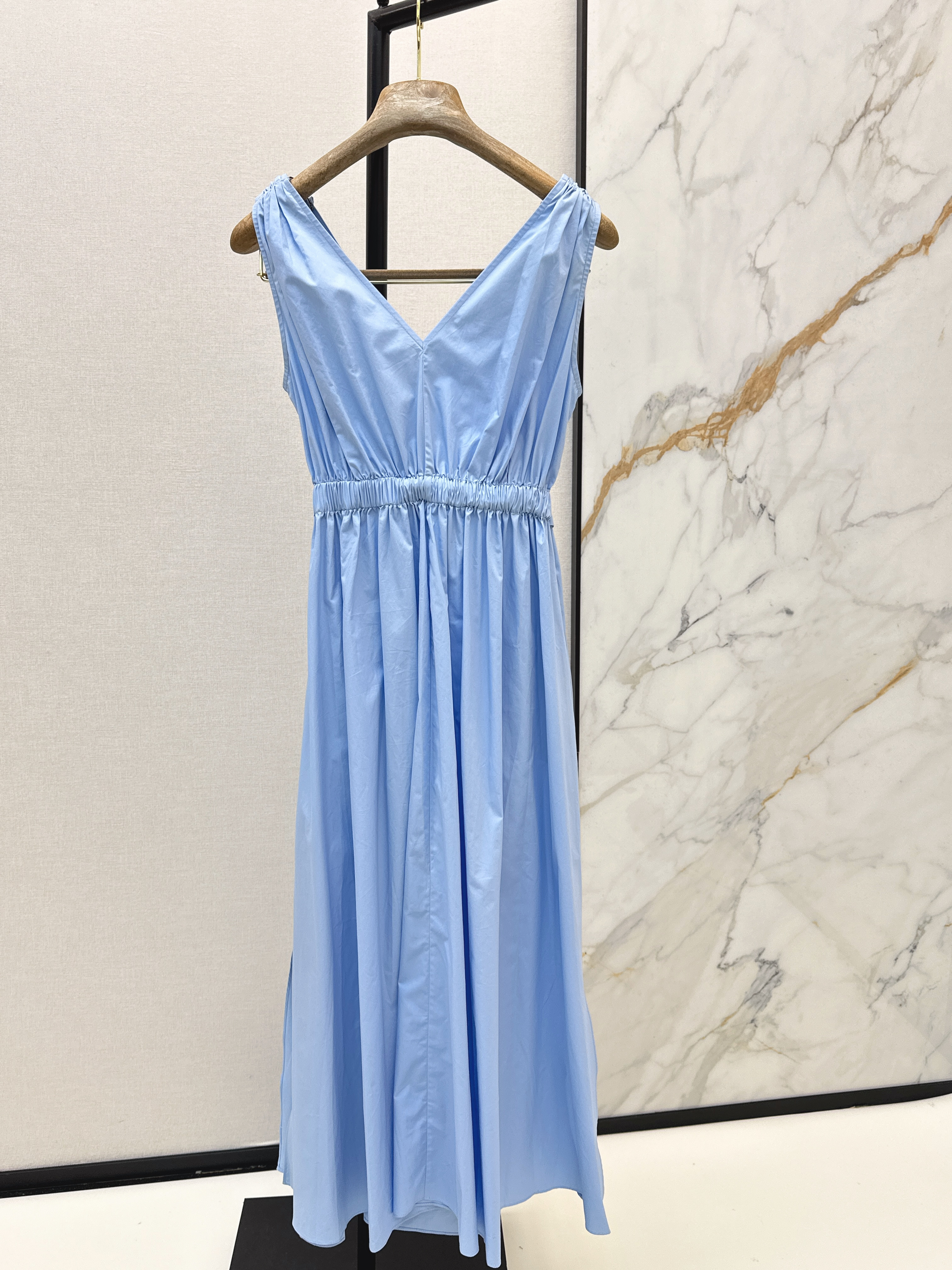 Brun New v-neck dress