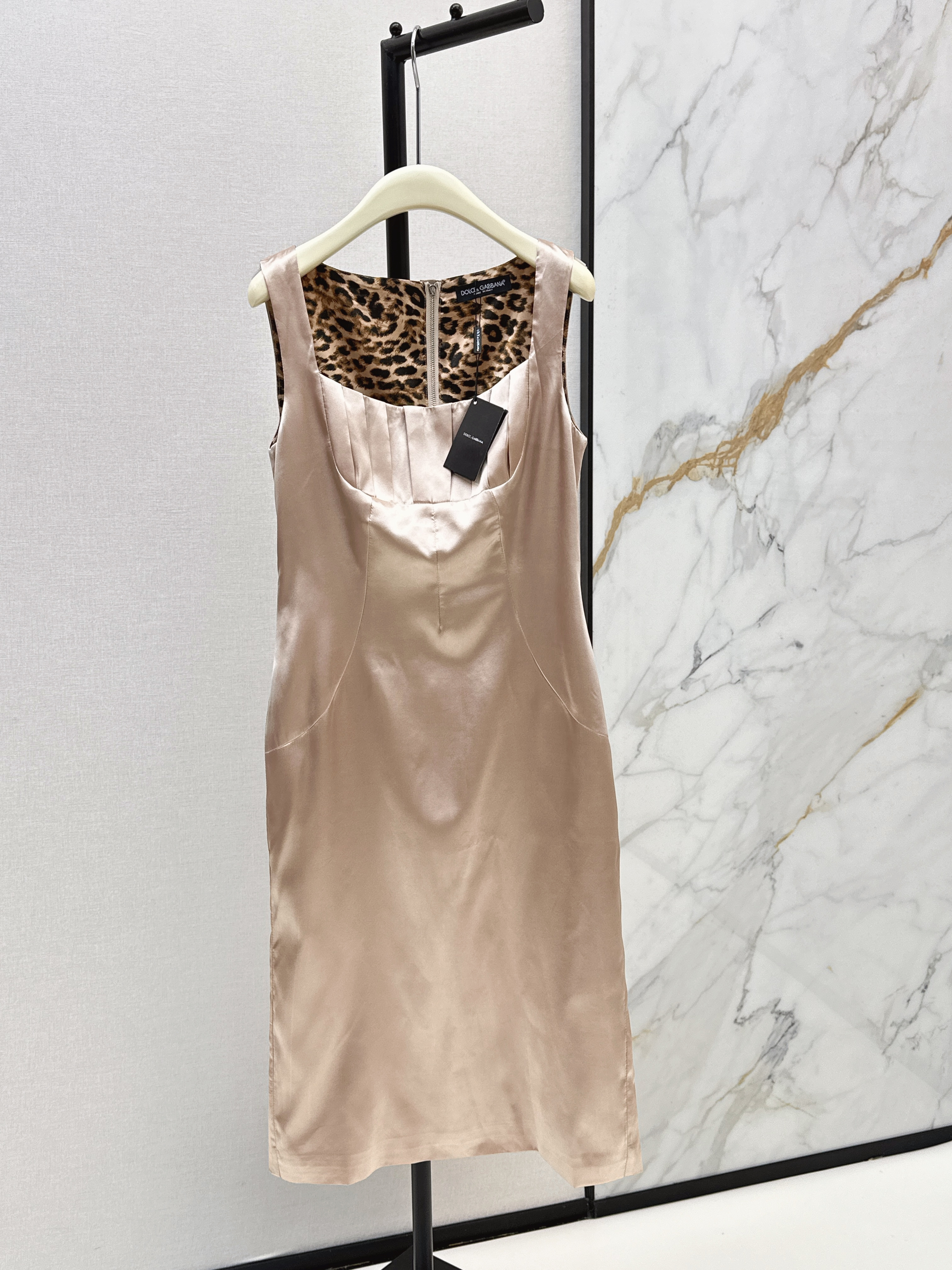 Dolc New Sleeveless dress with leopard print lining