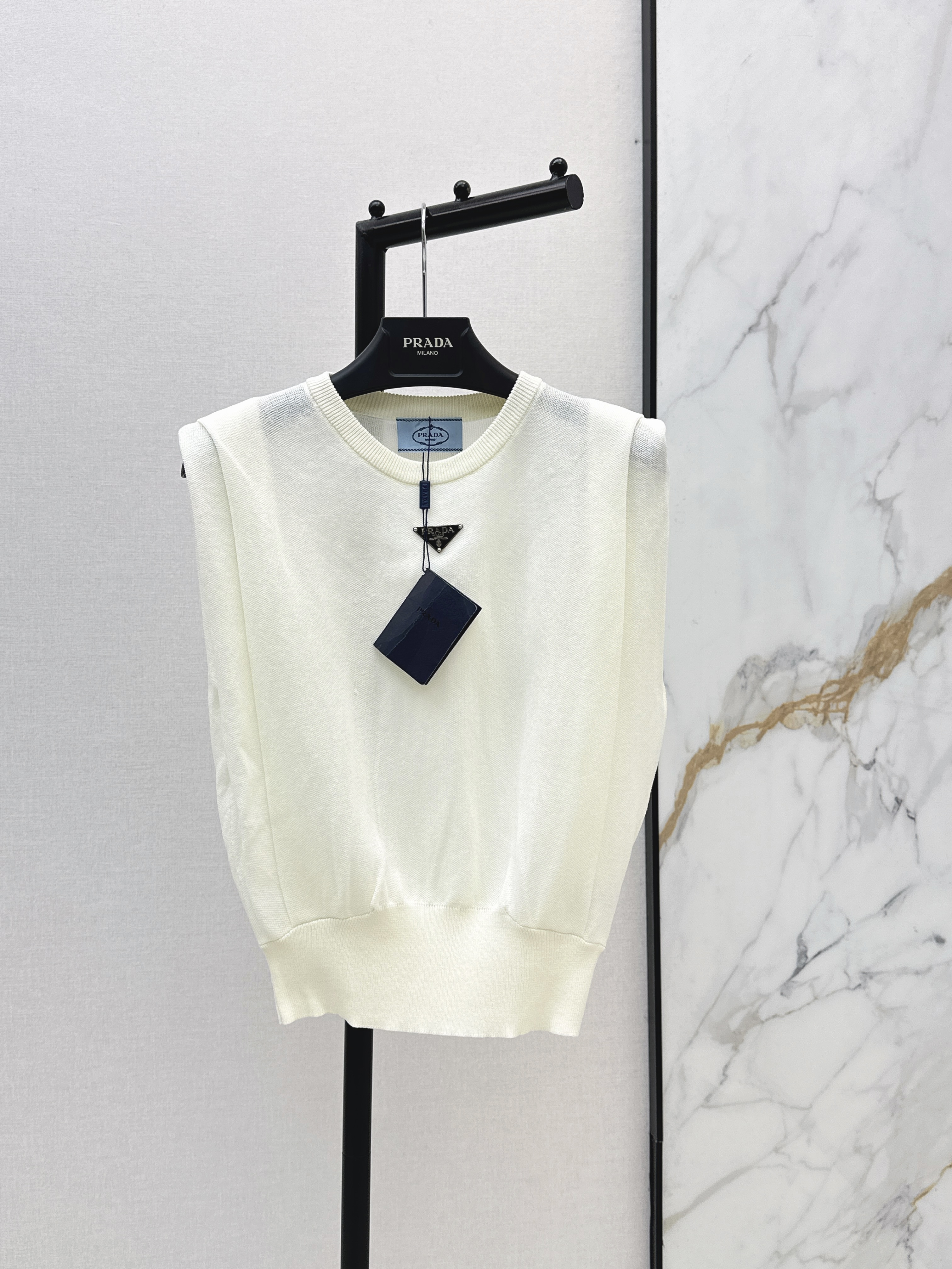 Pra New sleeveless knitwear
