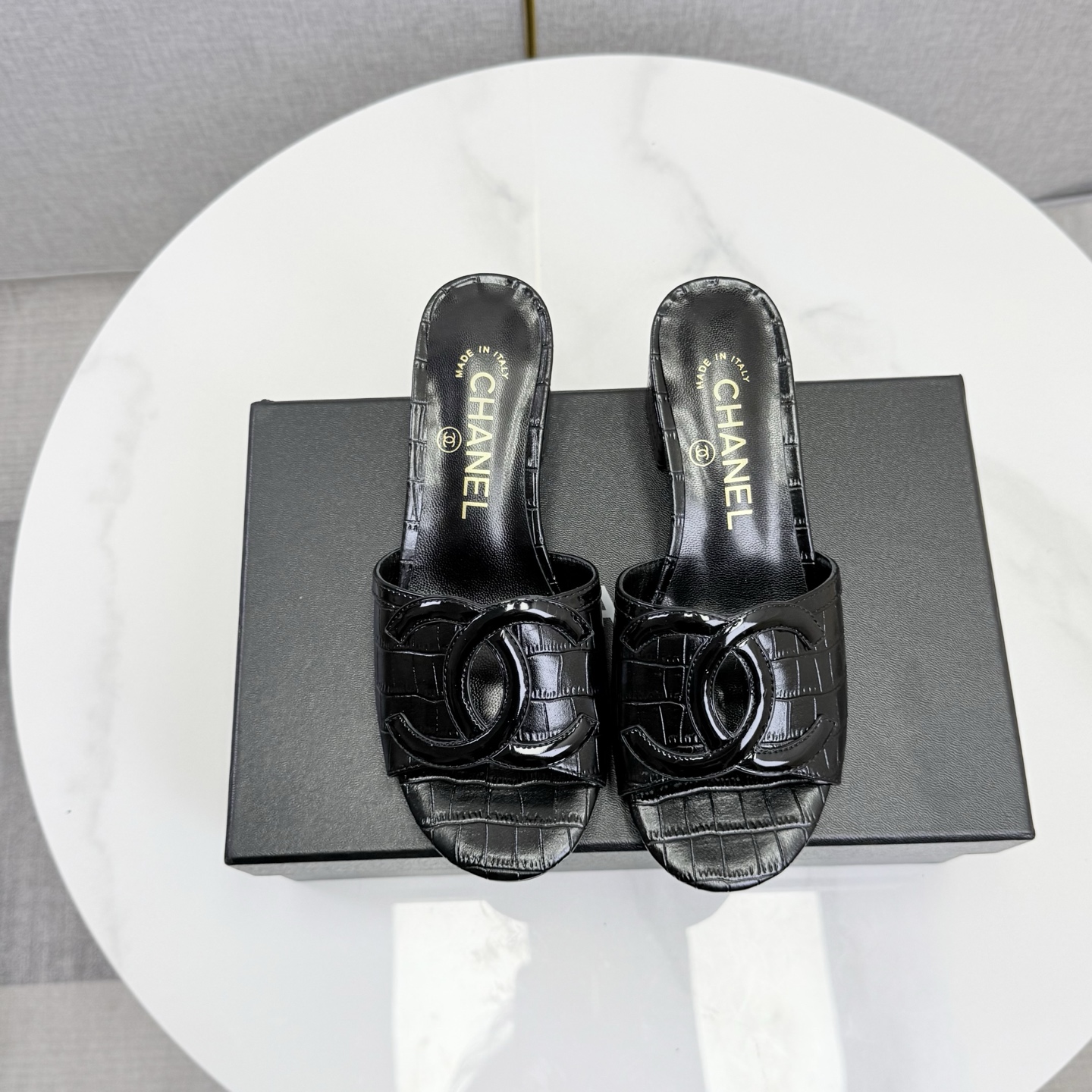 Chan New Patent leather slippers