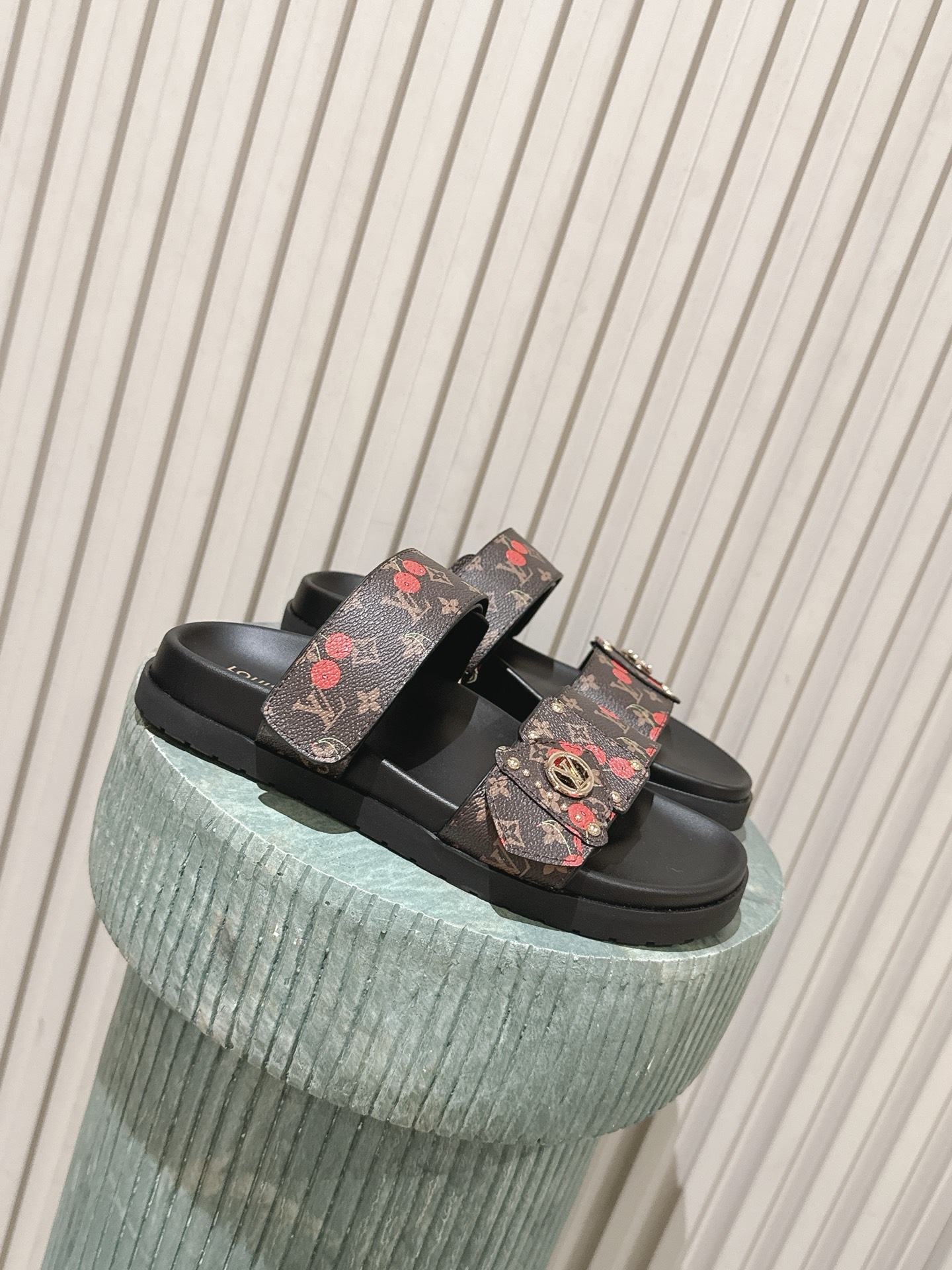 Louis New Double-strap flat sandals