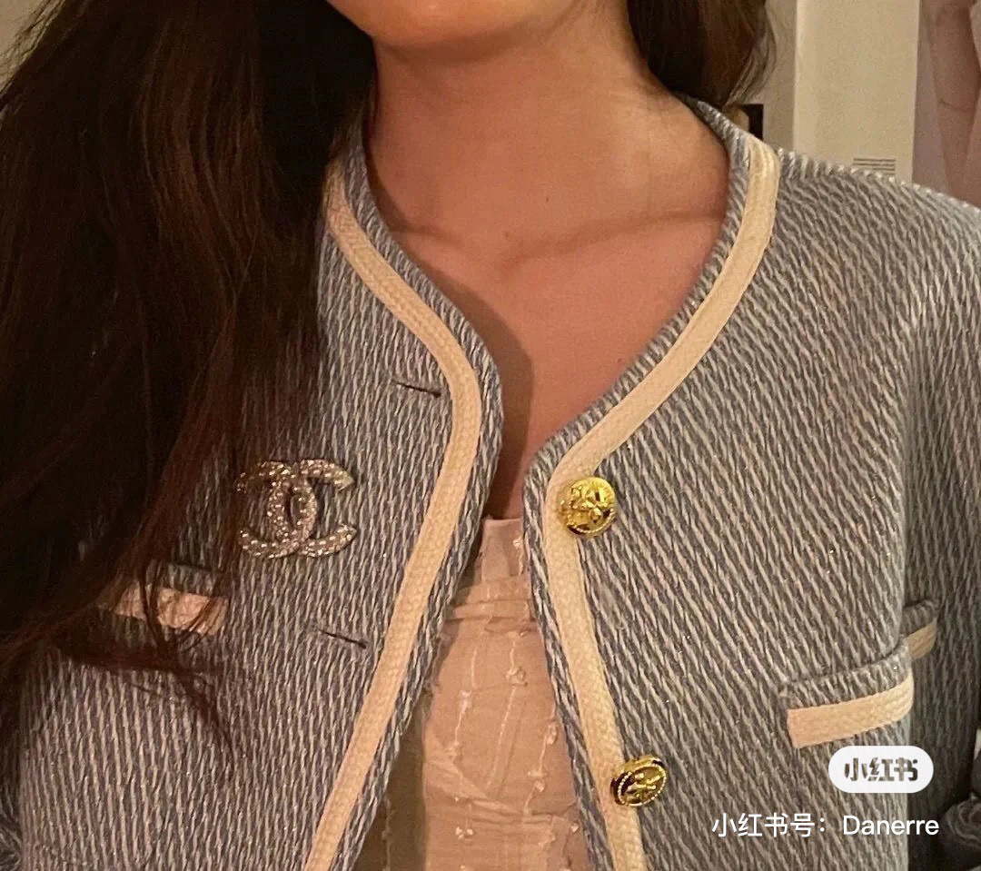 Chan New brooch