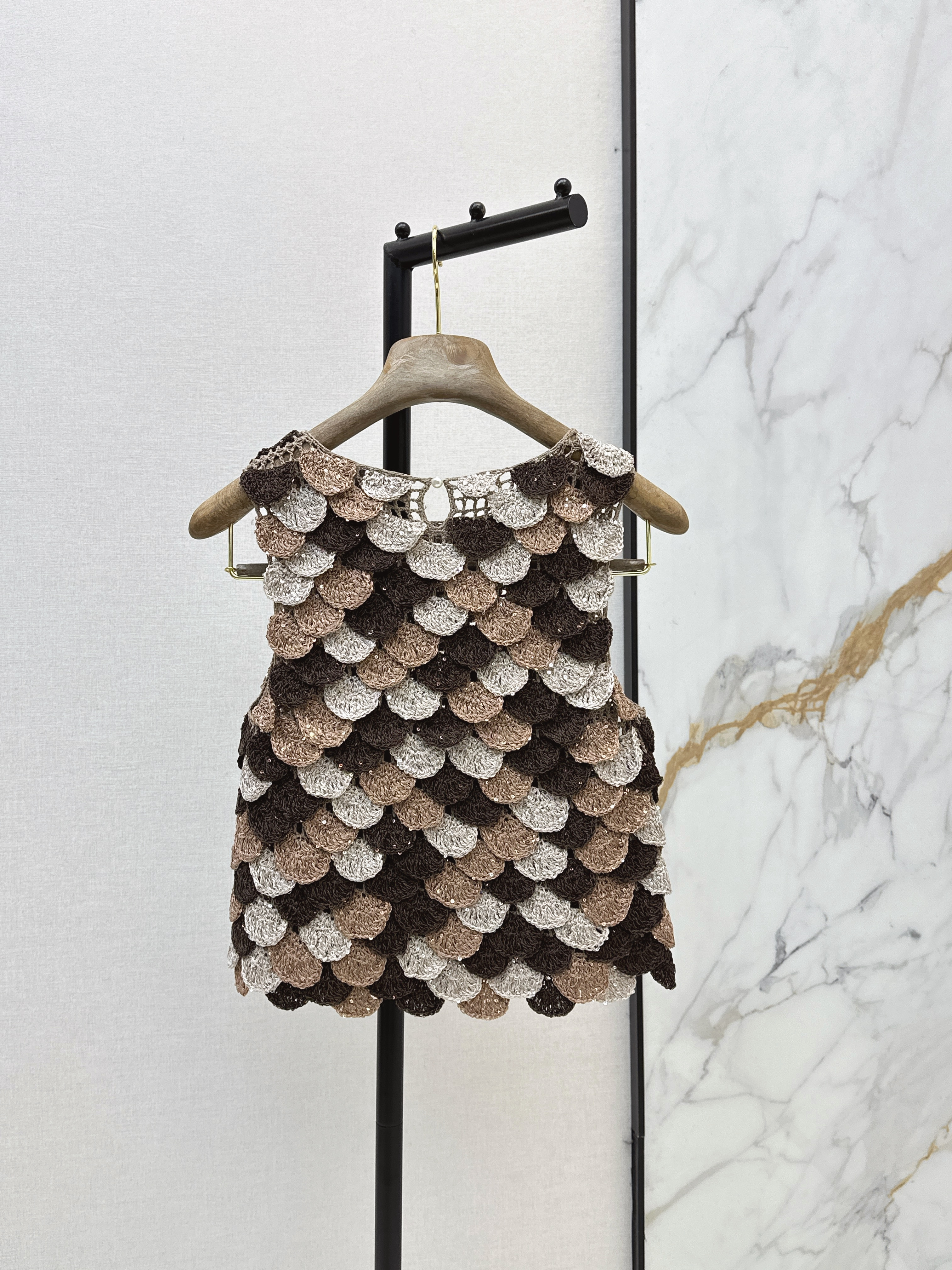 Brun New scallop sequin kint tank