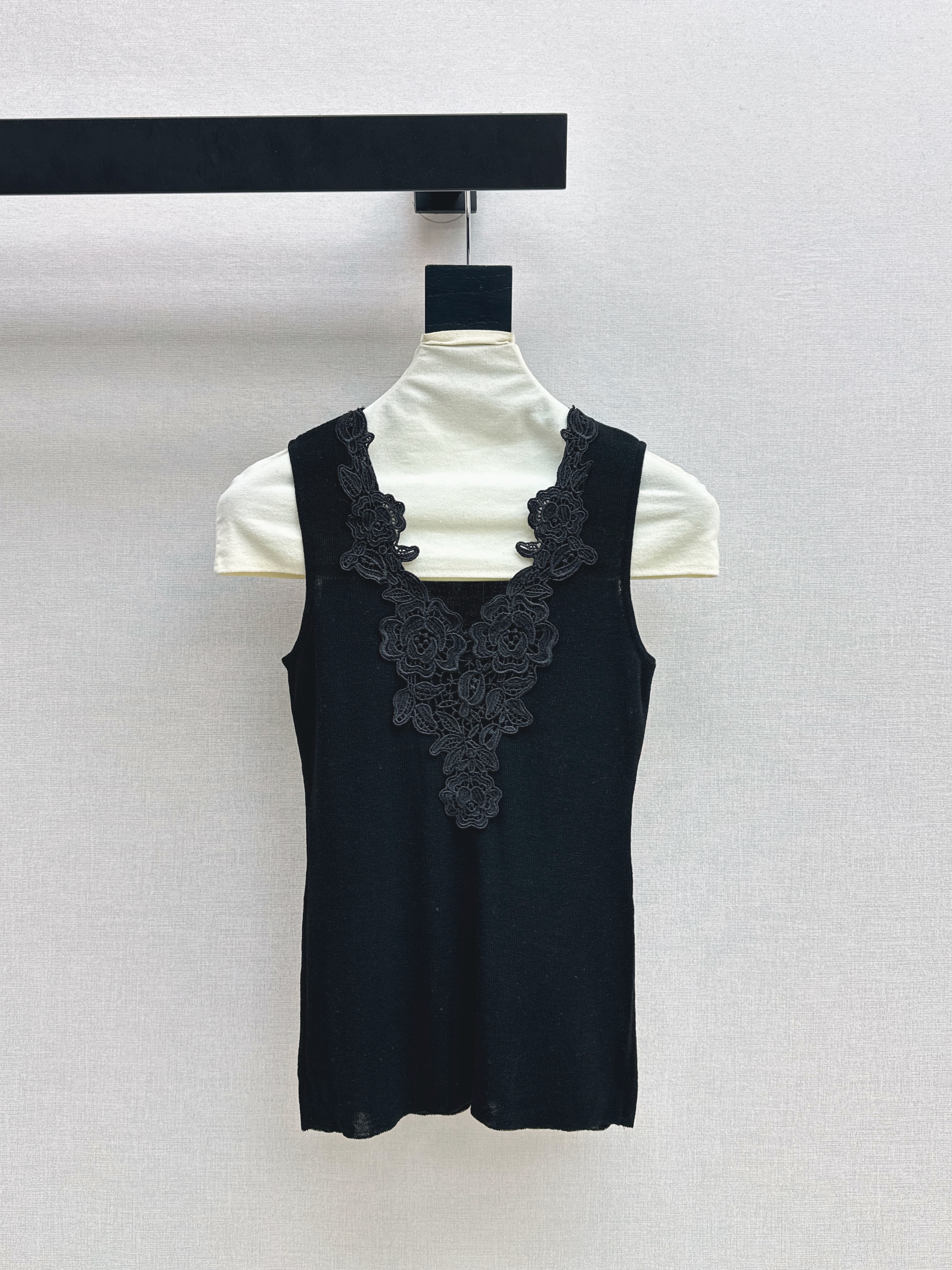 Chol New spliced lace sleeveless knit top