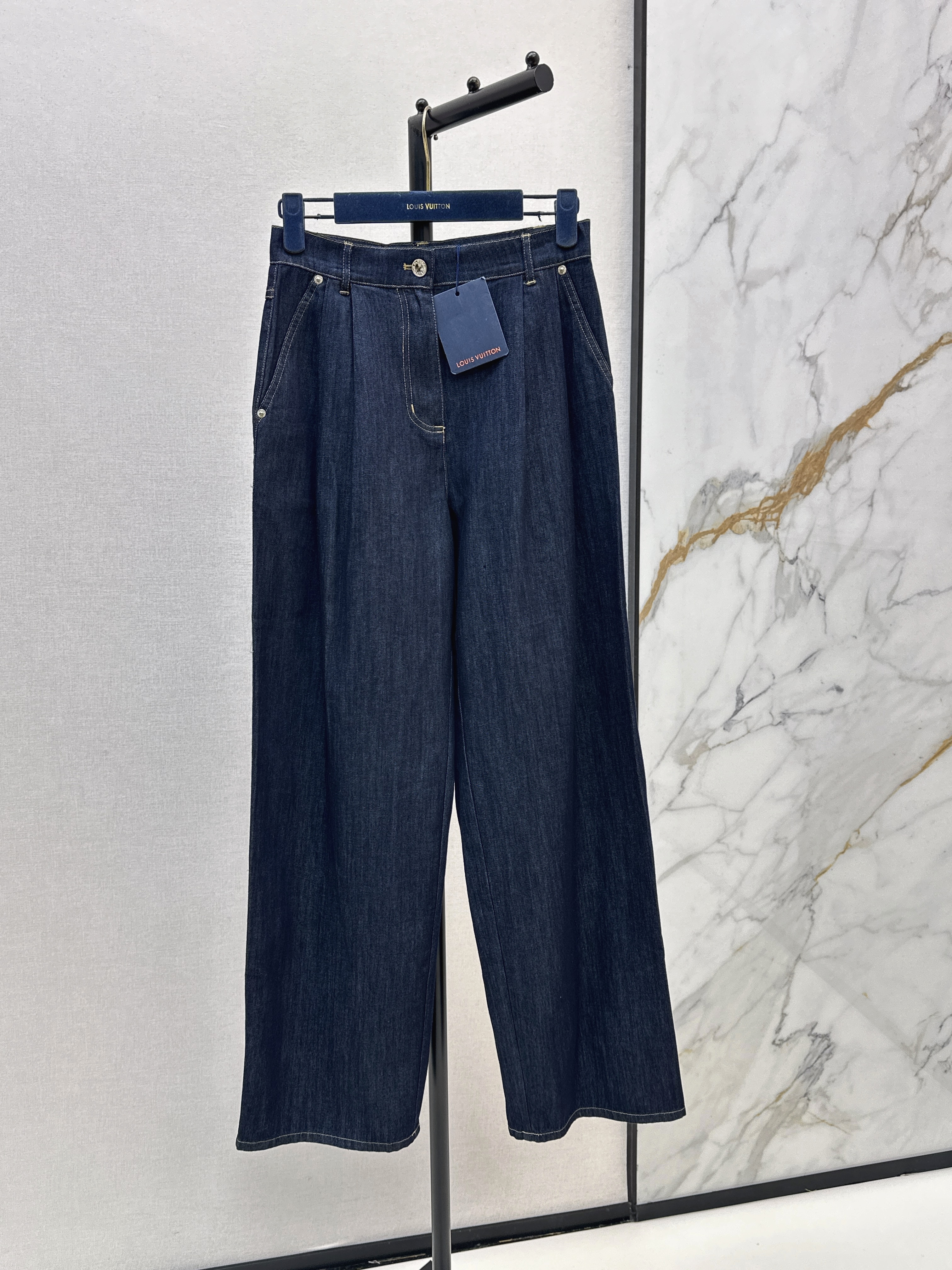 Louis New Jeans