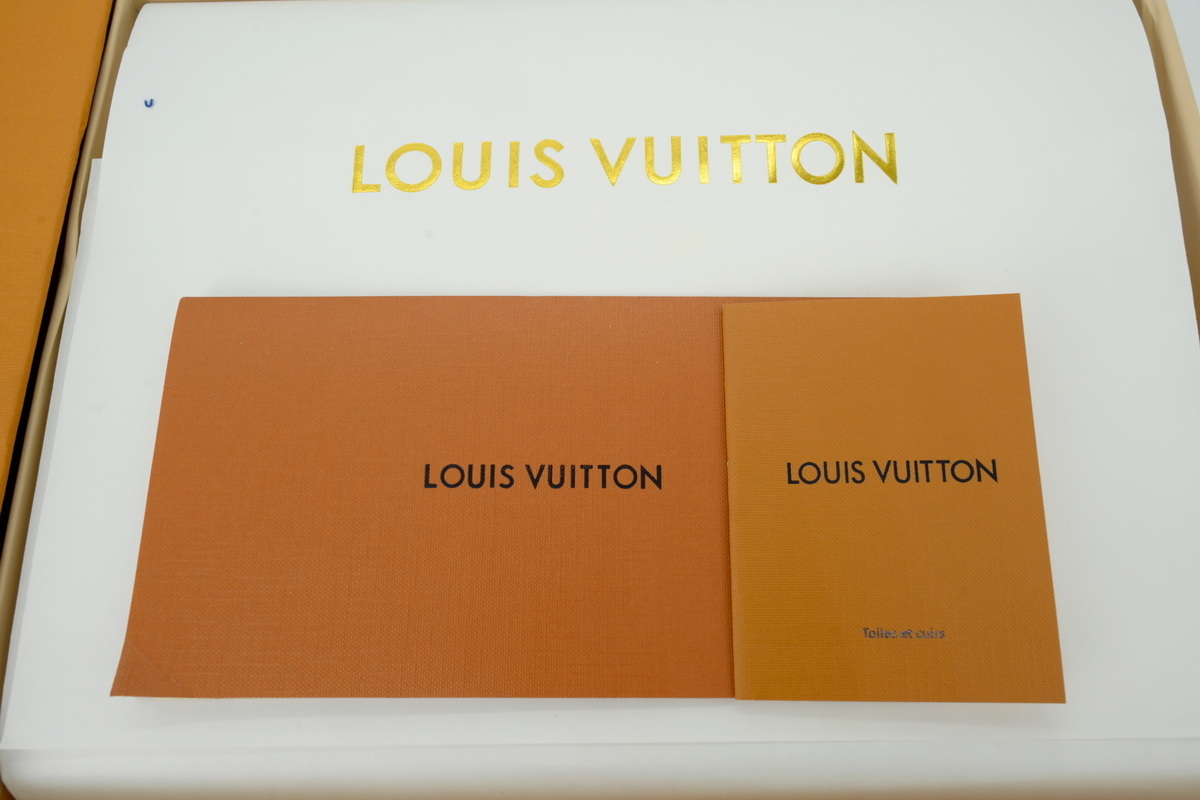 Pkkicks God Batch LOUIS VUITTON Plum Blossom Drill in Black