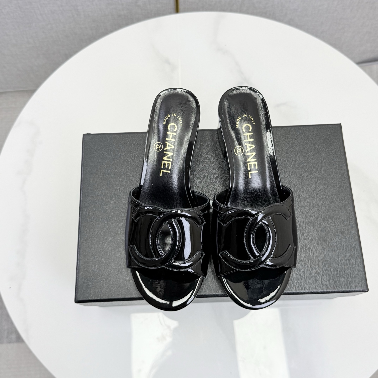 Chan New Patent leather slippers