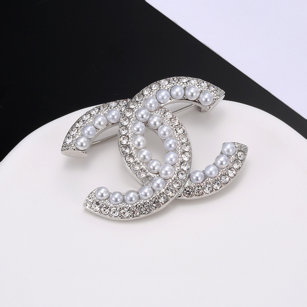 Chan New brooch