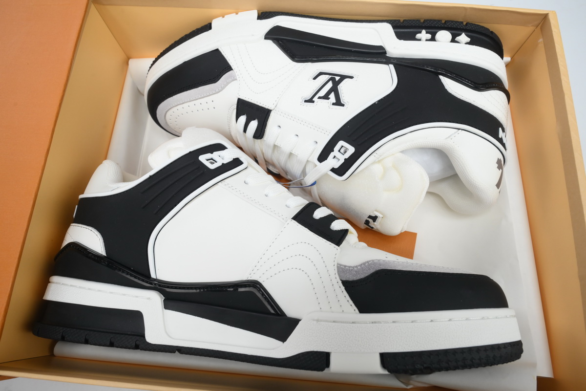 Pkkicks God Batch LOUIS VUITTON Trainer Black and White