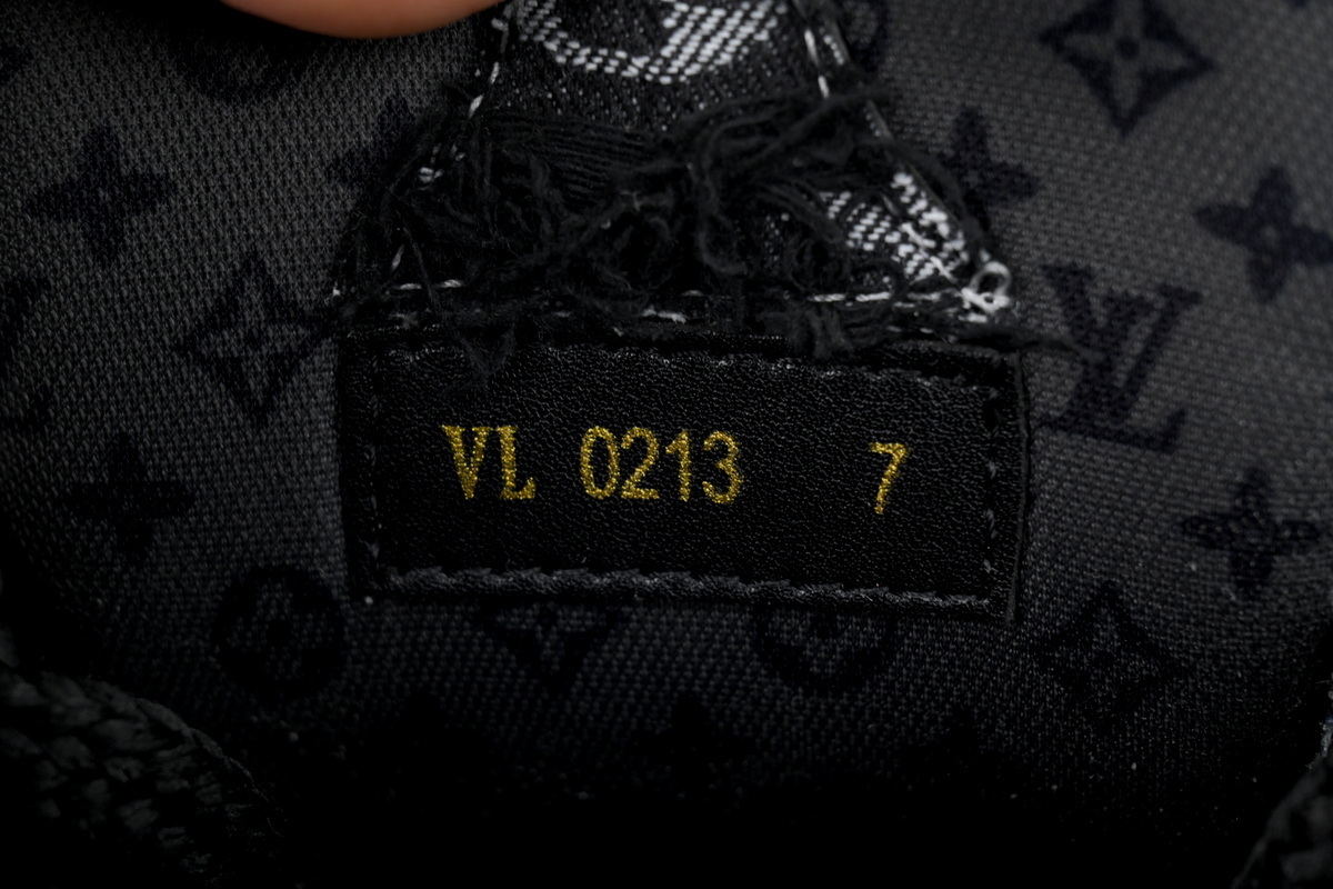 Pkkicks God Batch LOUIS VUITTON Plum Blossom Drill in Black