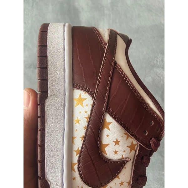 Supreme x Nike SB Dunk Low 
