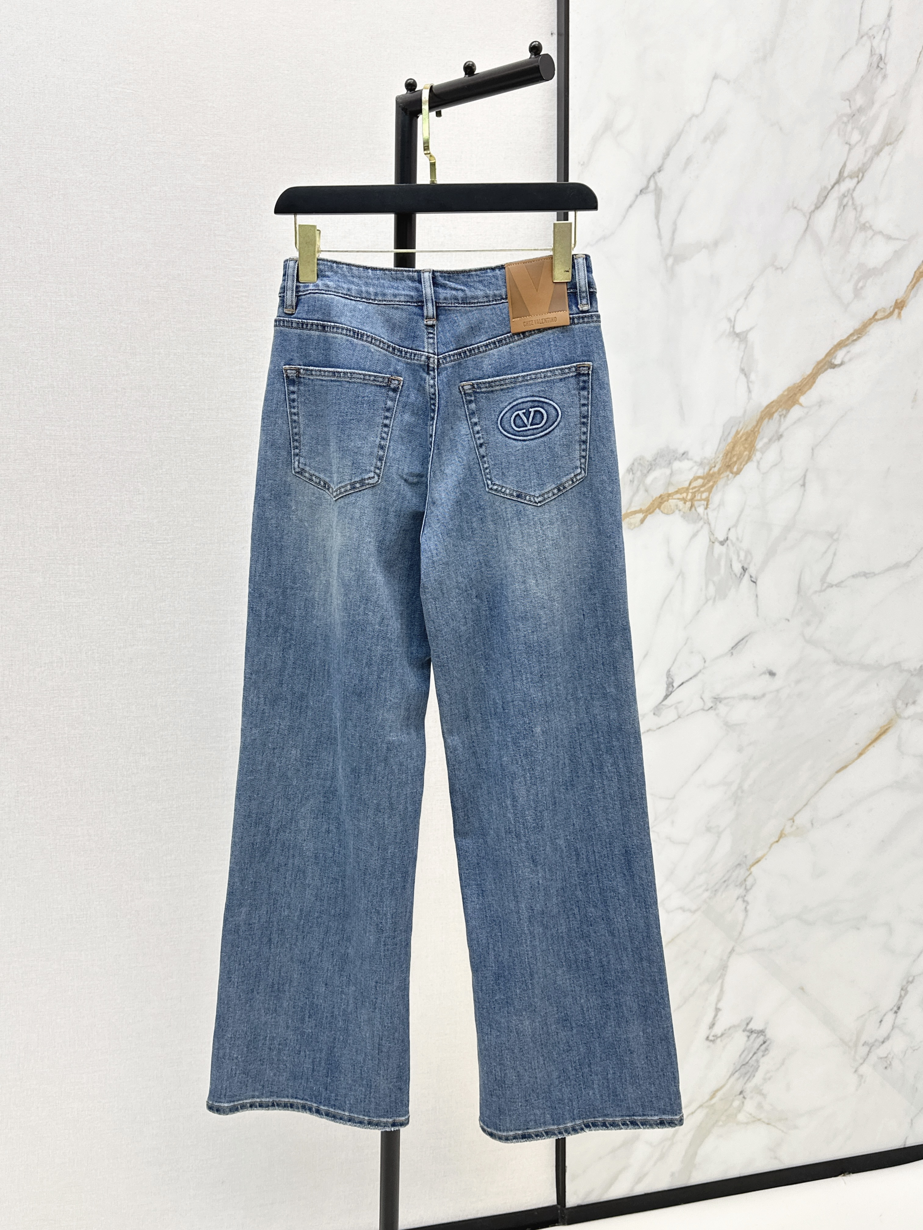 Val New Straight-leg jeans