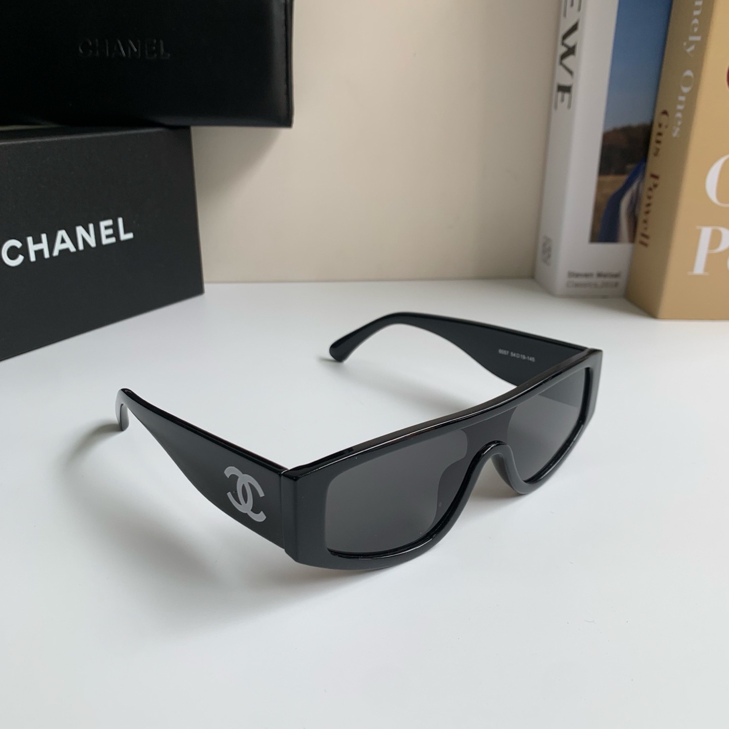 Chan New Simple and stylish cat-eye frame sunglasses