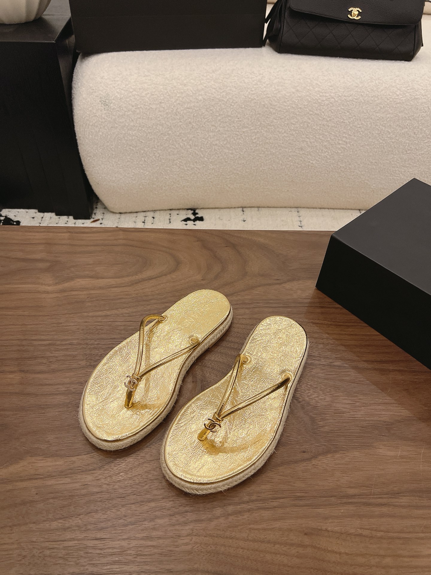 Chan New flip-flops