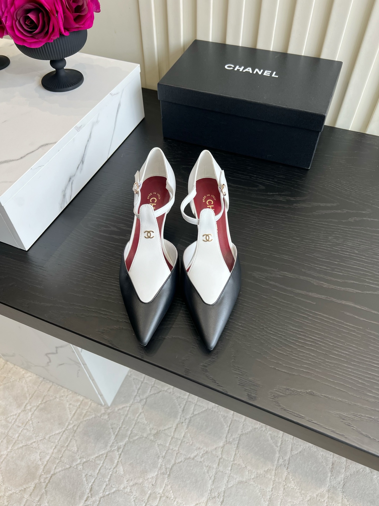 Chan NEW Contrasting pointed high heels