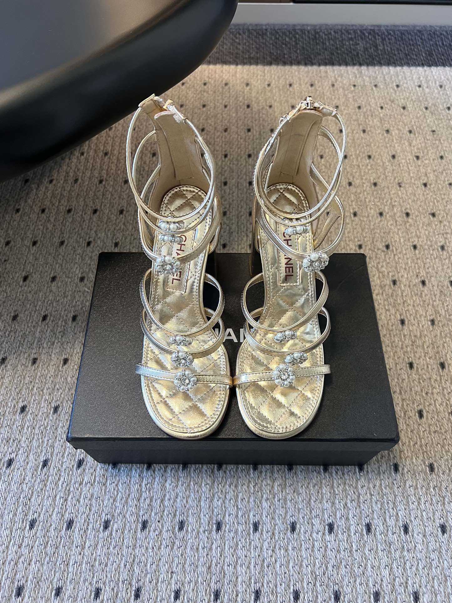 Chan New High-heeled pearl sandals
