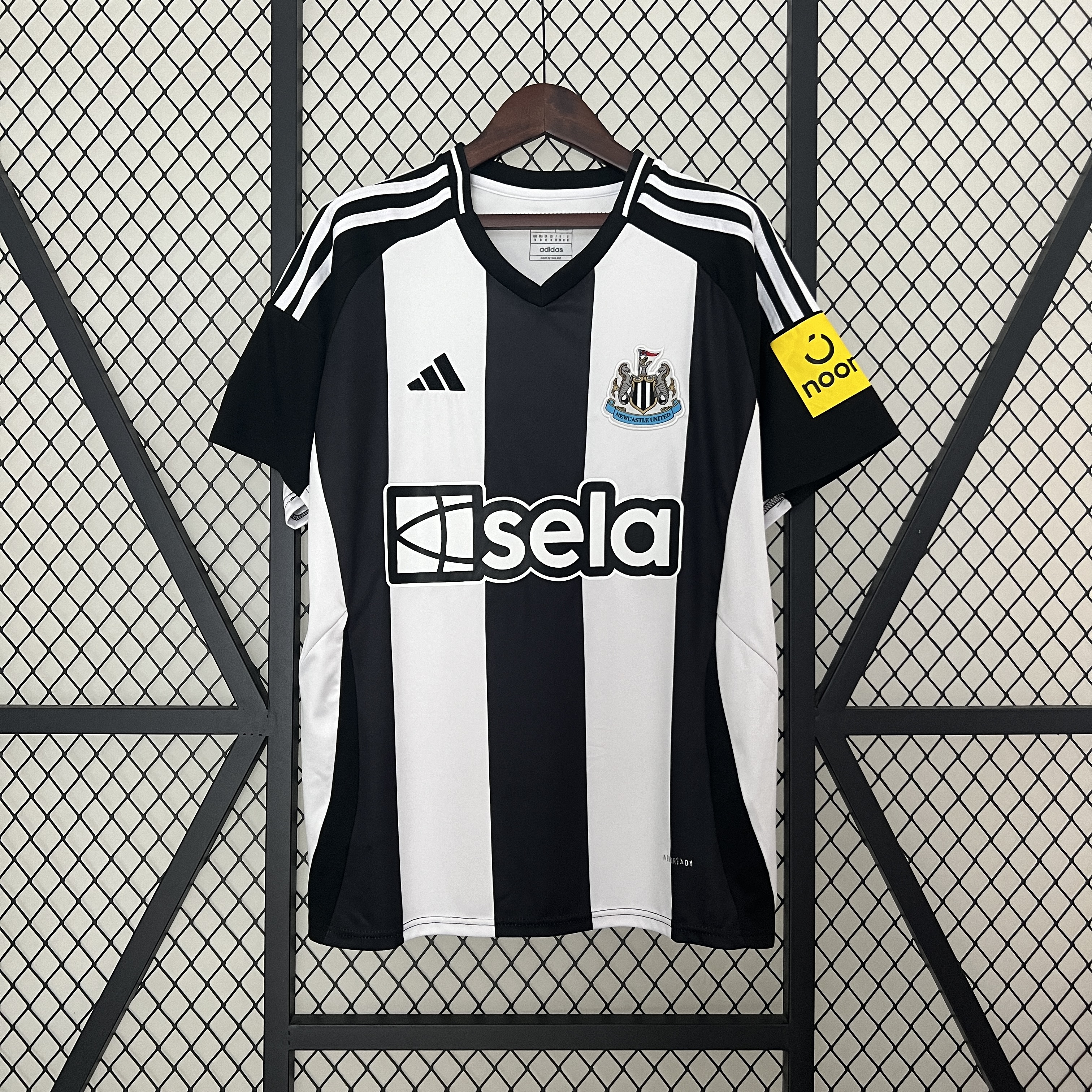Newcastle United Men's Carabao Cup 2025 Winners Shirt
