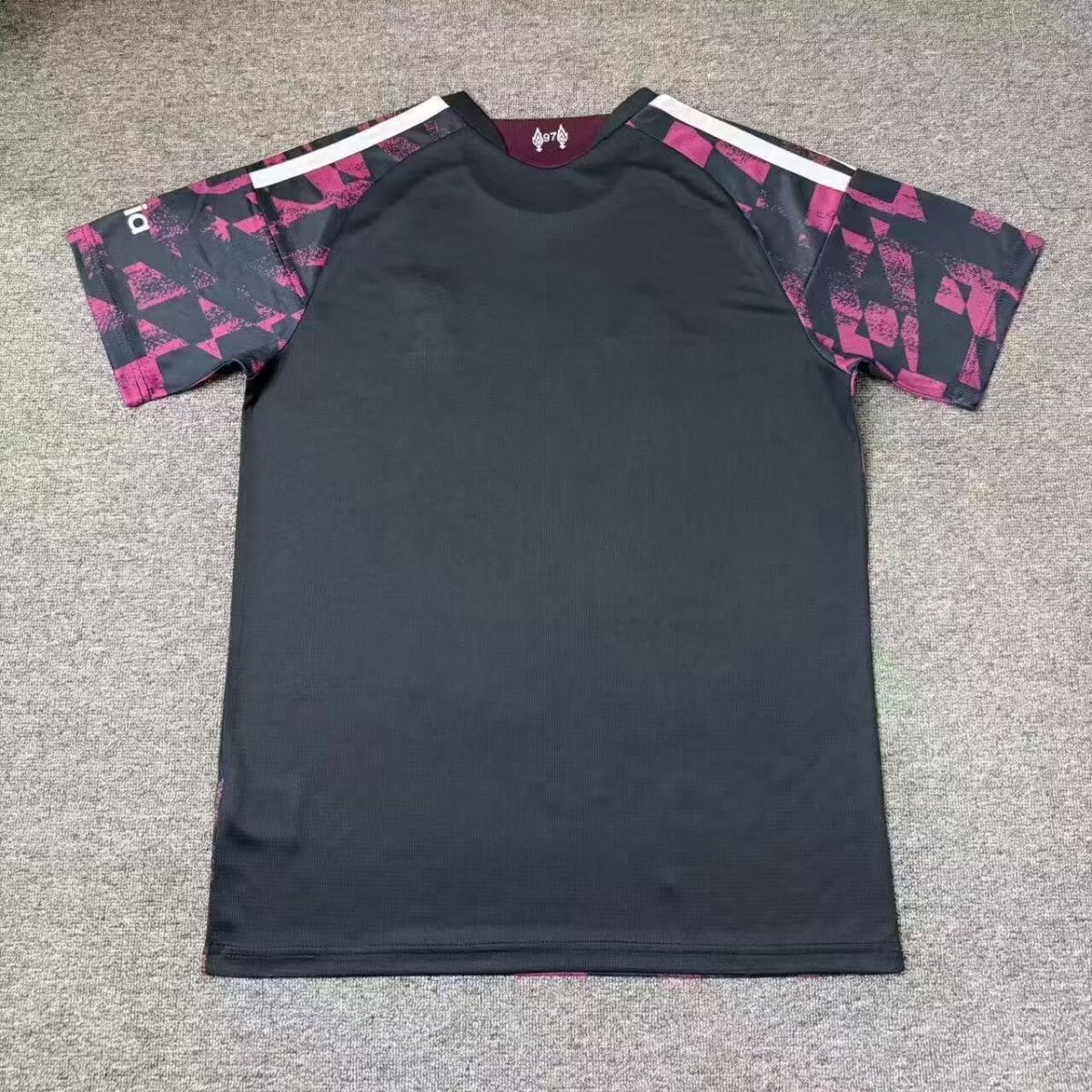 Liverpool 26-27 away fan version
