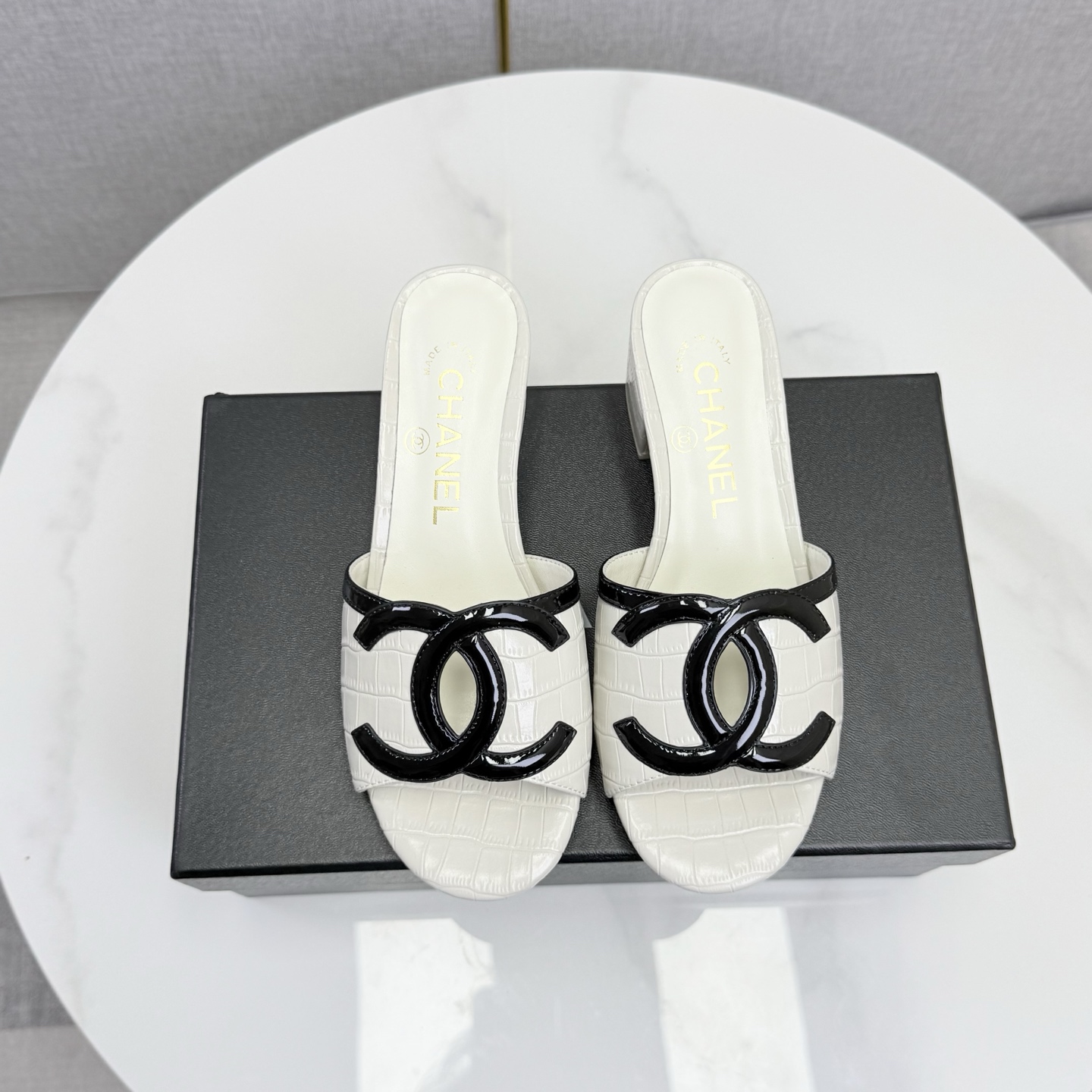 Chan New Patent leather slippers