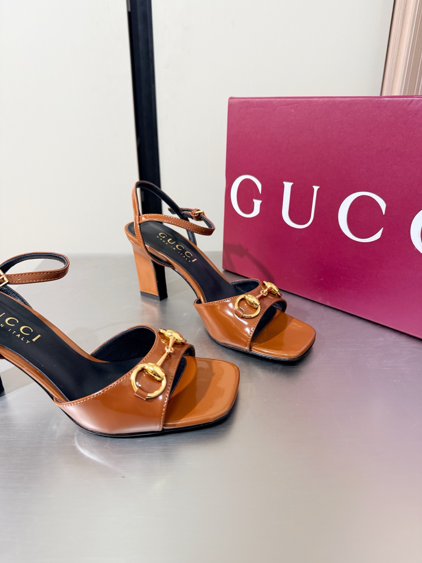 Gucc New Saddle buckle flat heel
