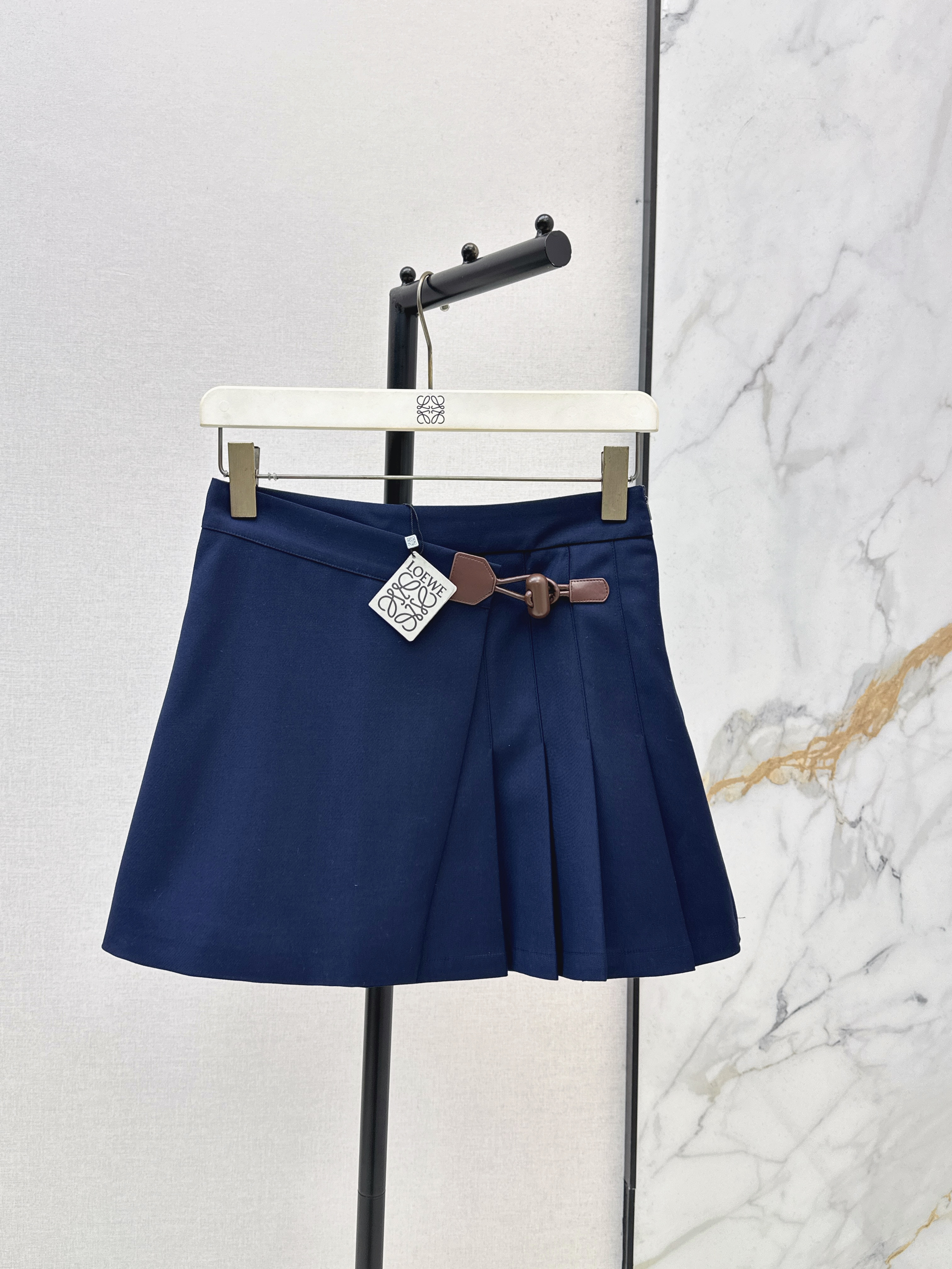 Loe New pleated skirt
