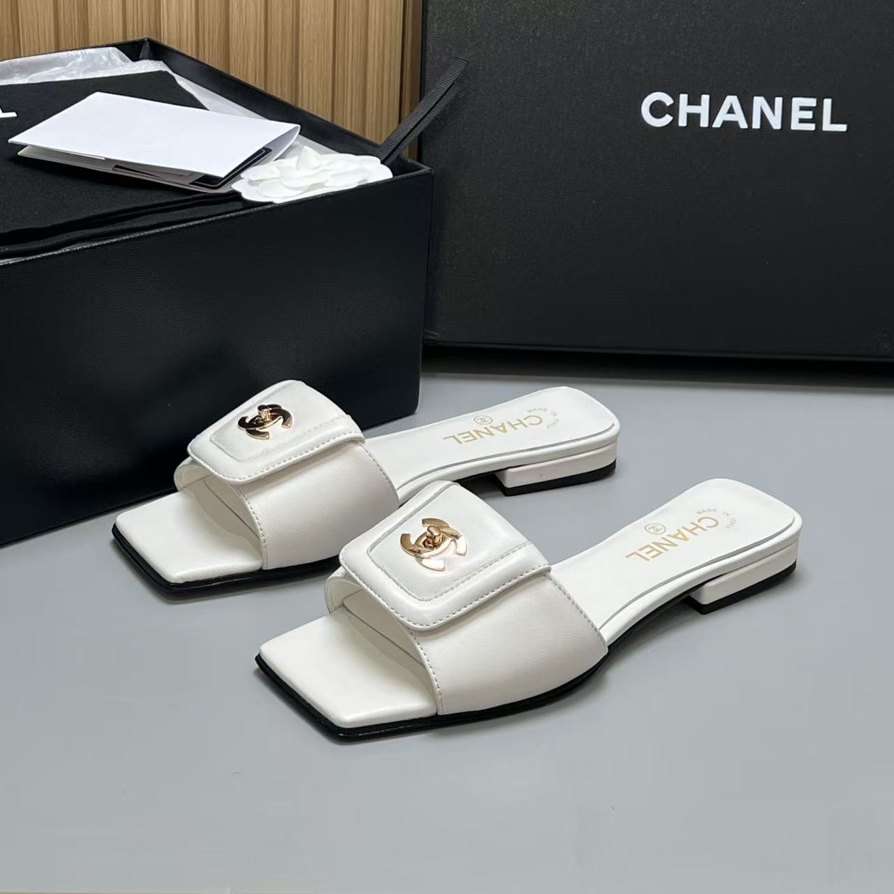 Chan New Square-toed slippers