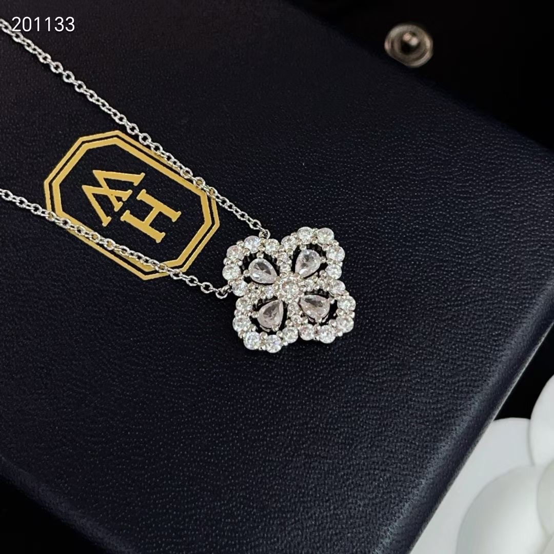Harr* Winsto* White silver necklace