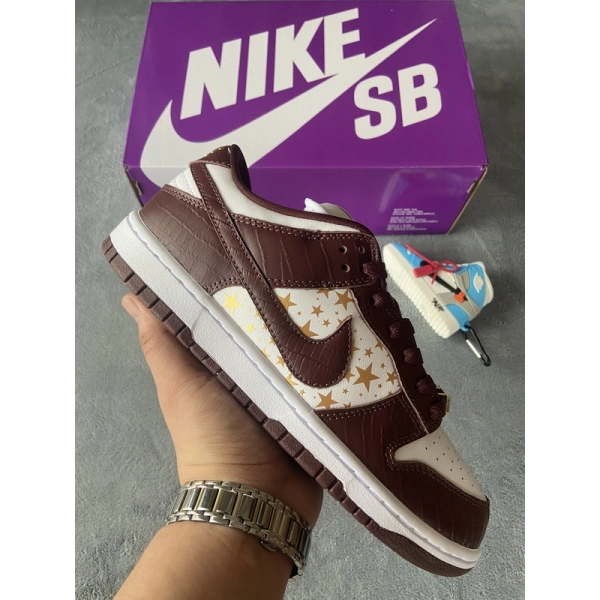 Supreme x Nike SB Dunk Low 