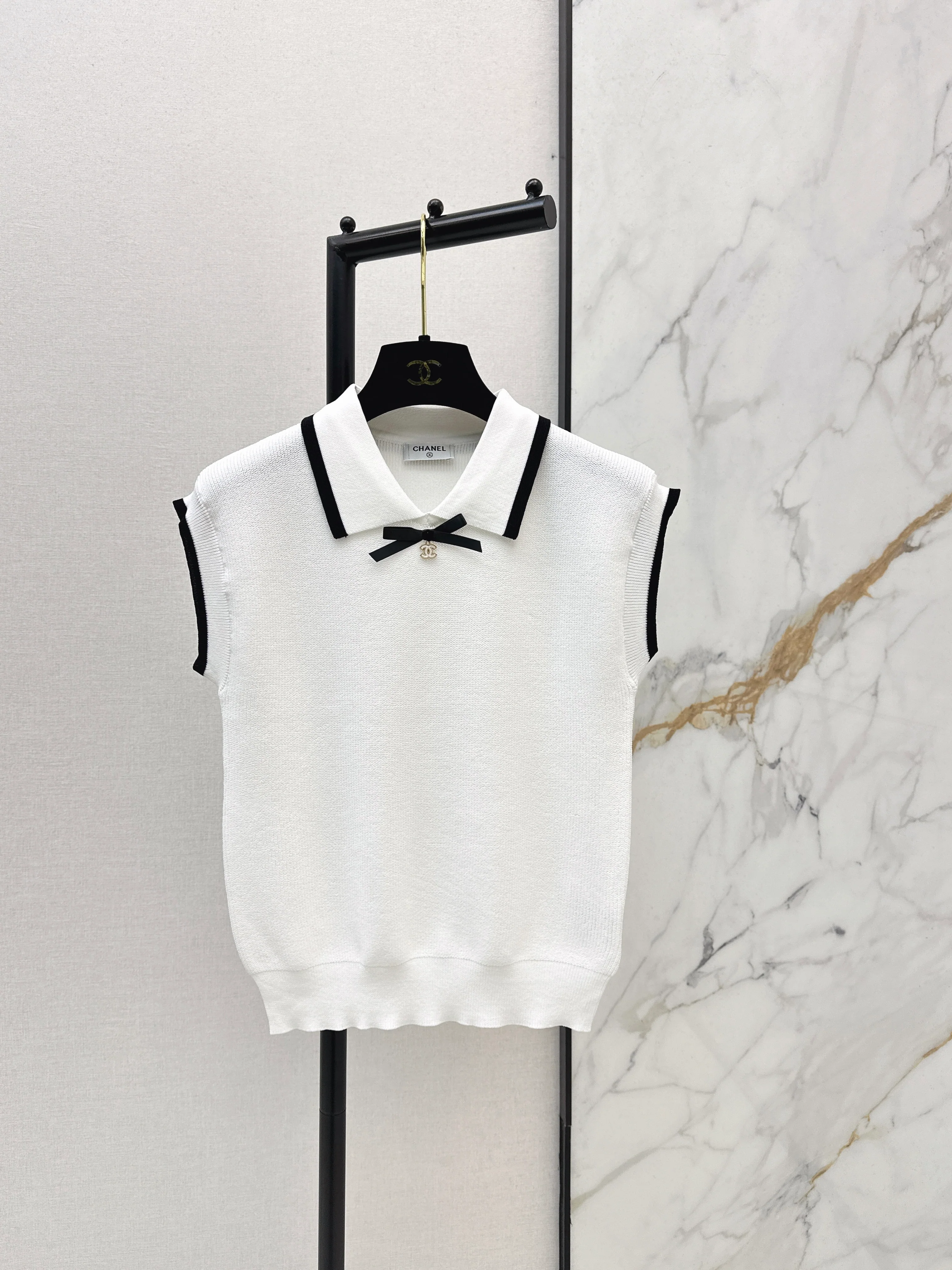 Chan NEW sleeveless knitwear