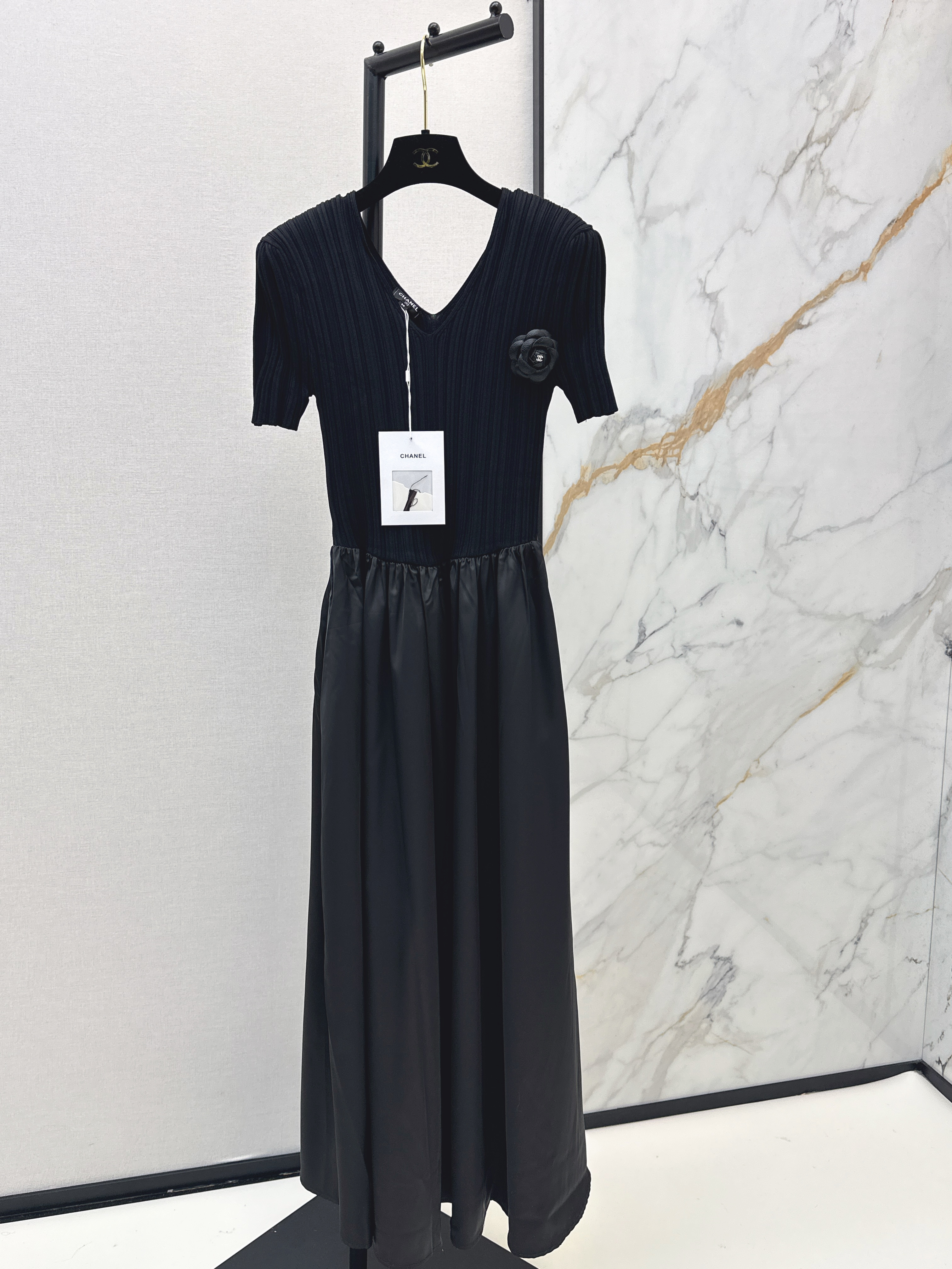 Chan New Contracr V-neck dress