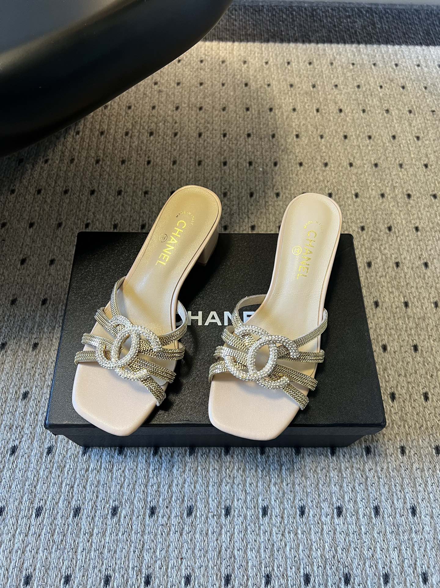 Chan New Metal woven strap slippers