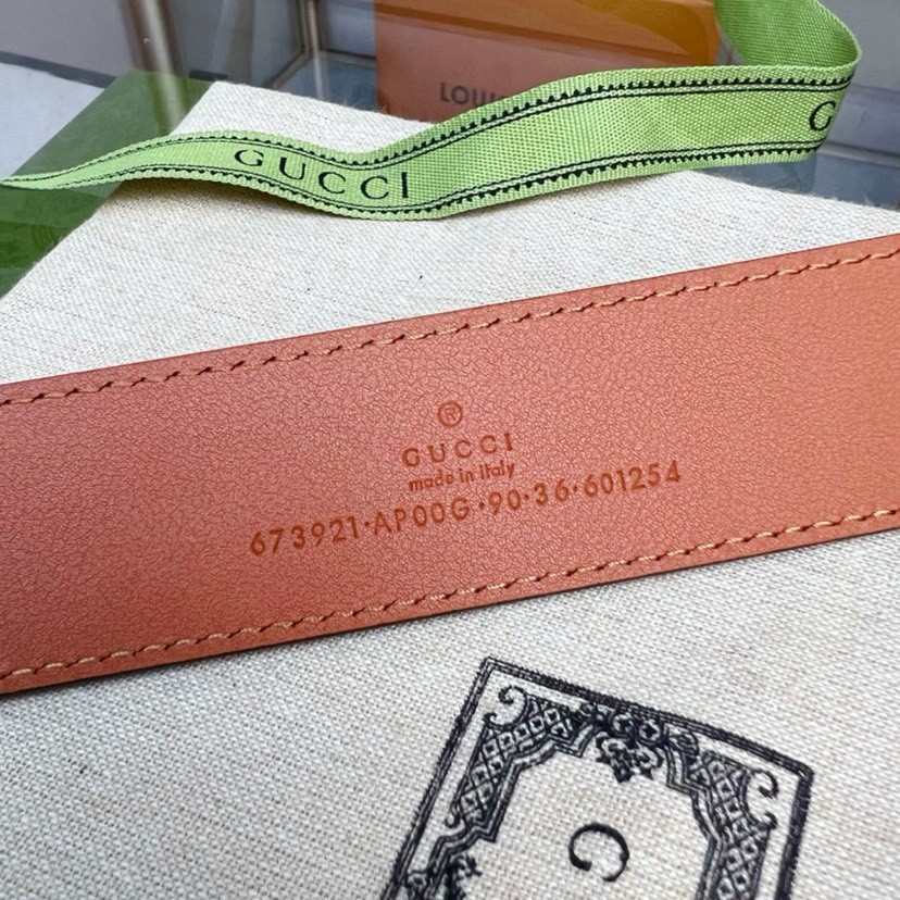 Gucci leather, it has a thick touch. It is a fashionable and classic men's belt, a designer belt, a casual and smooth buckle belt for both women and men, with a width of 3.5 cm and a box